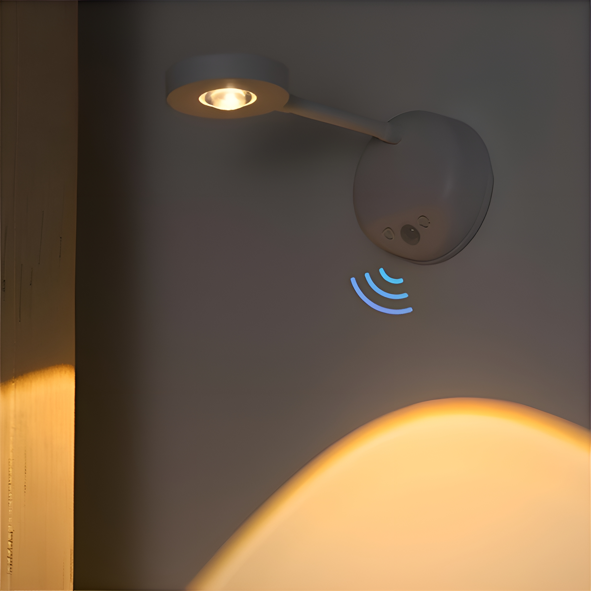 Weiße Wandlampe mit kleinem Licht. Blaue Lichtwellen werden darunter angezeigt.