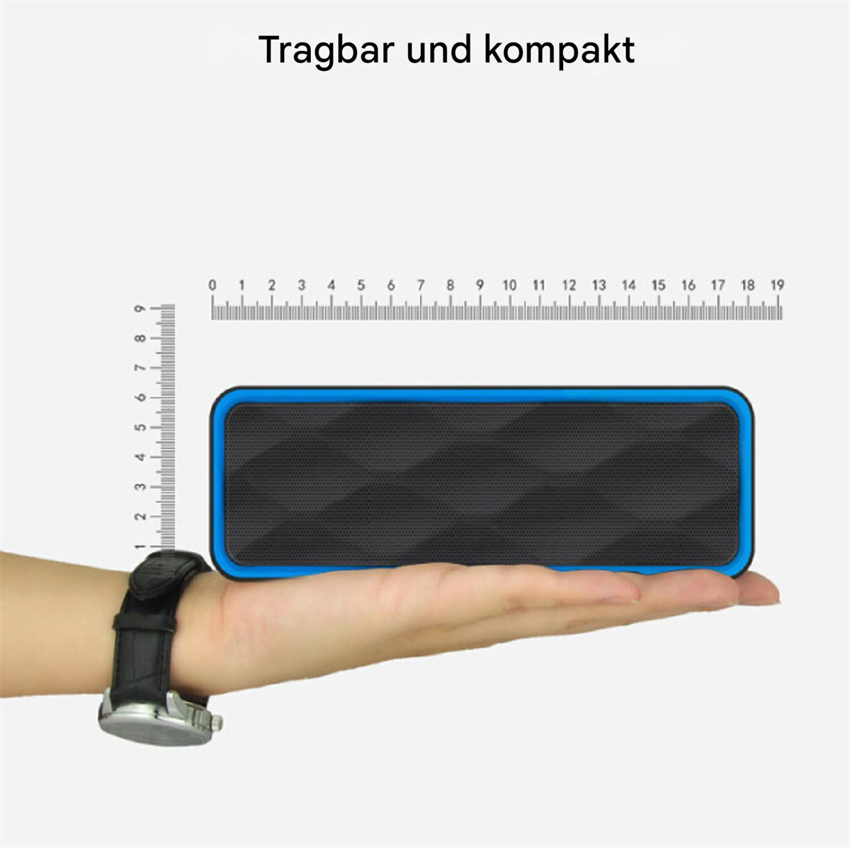 Blau-schwarzer Lautsprecher in der Hand mit Lineal. Text: Tragbar und kompakt. Hintergrund: weiß.