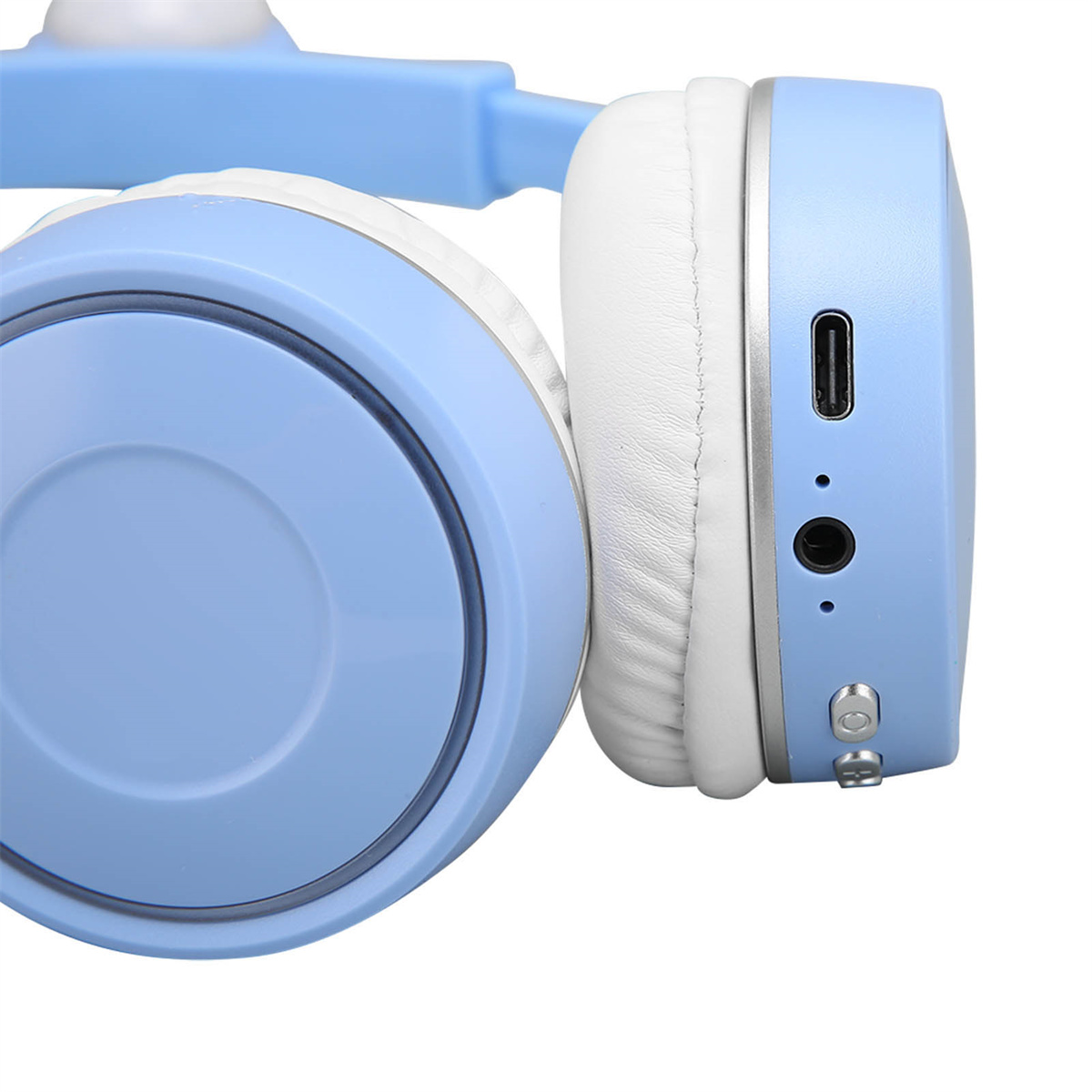 Nahaufnahme eines blau-weißen Headsets, zeigt Ohrmuscheln, Bedienelemente und Anschlüsse.