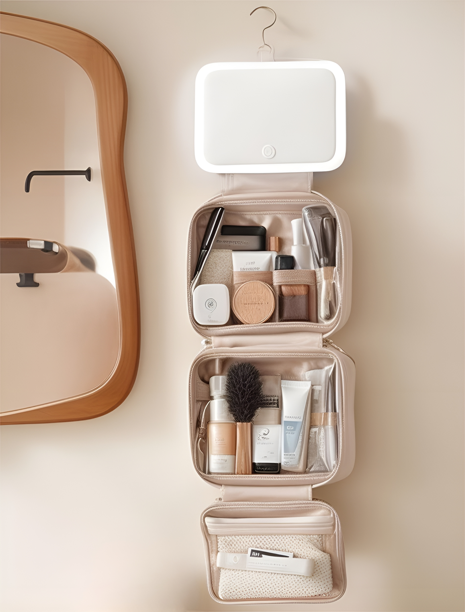 Eine hängende Make-up-Tasche mit Spiegel und Fächern. Beige Farbe.