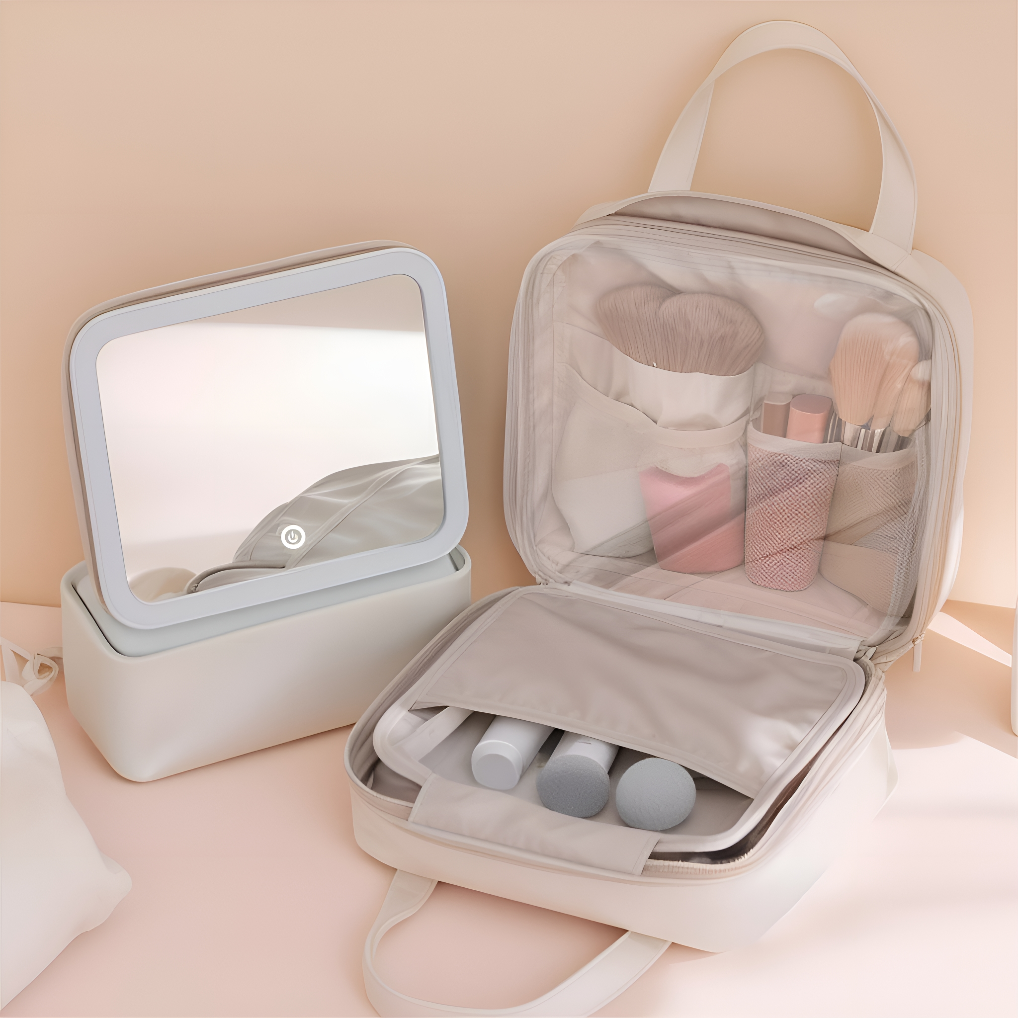 Zwei beige Make-up-Taschen mit Spiegel und Kosmetika werden vor rosa Hintergrund gezeigt.
