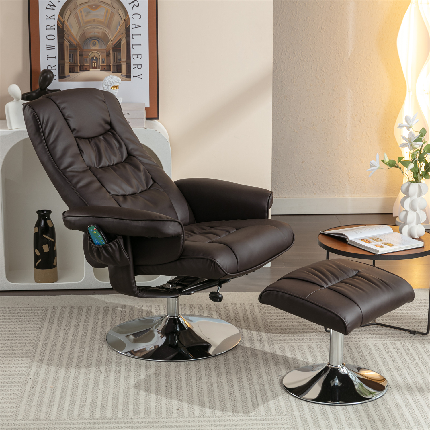 Ein brauner Leder-Relaxstuhl mit Fußhocker. Chrombasis, mit Teppich und Beistelltisch.