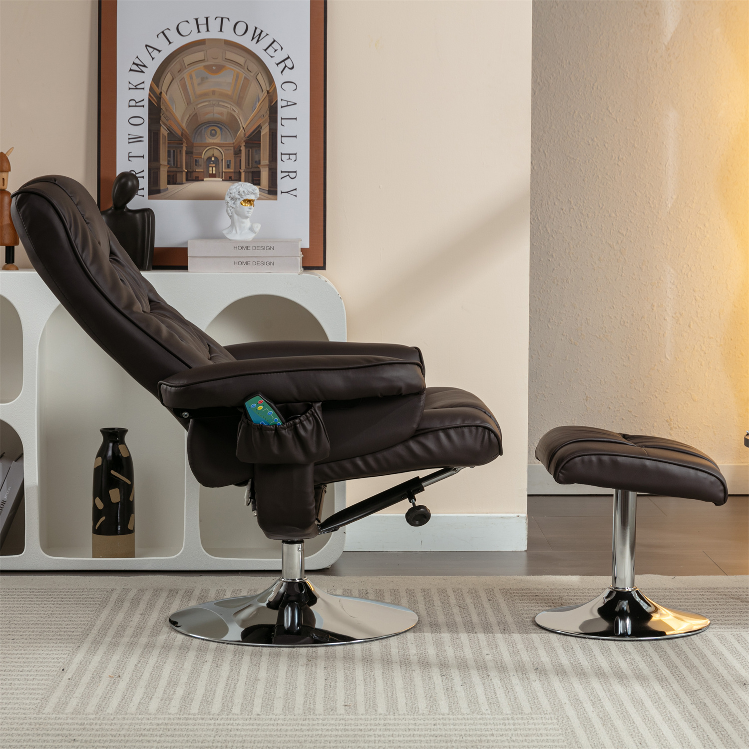 Ein brauner Ledersessel mit Fußhocker in einem Wohnzimmer.