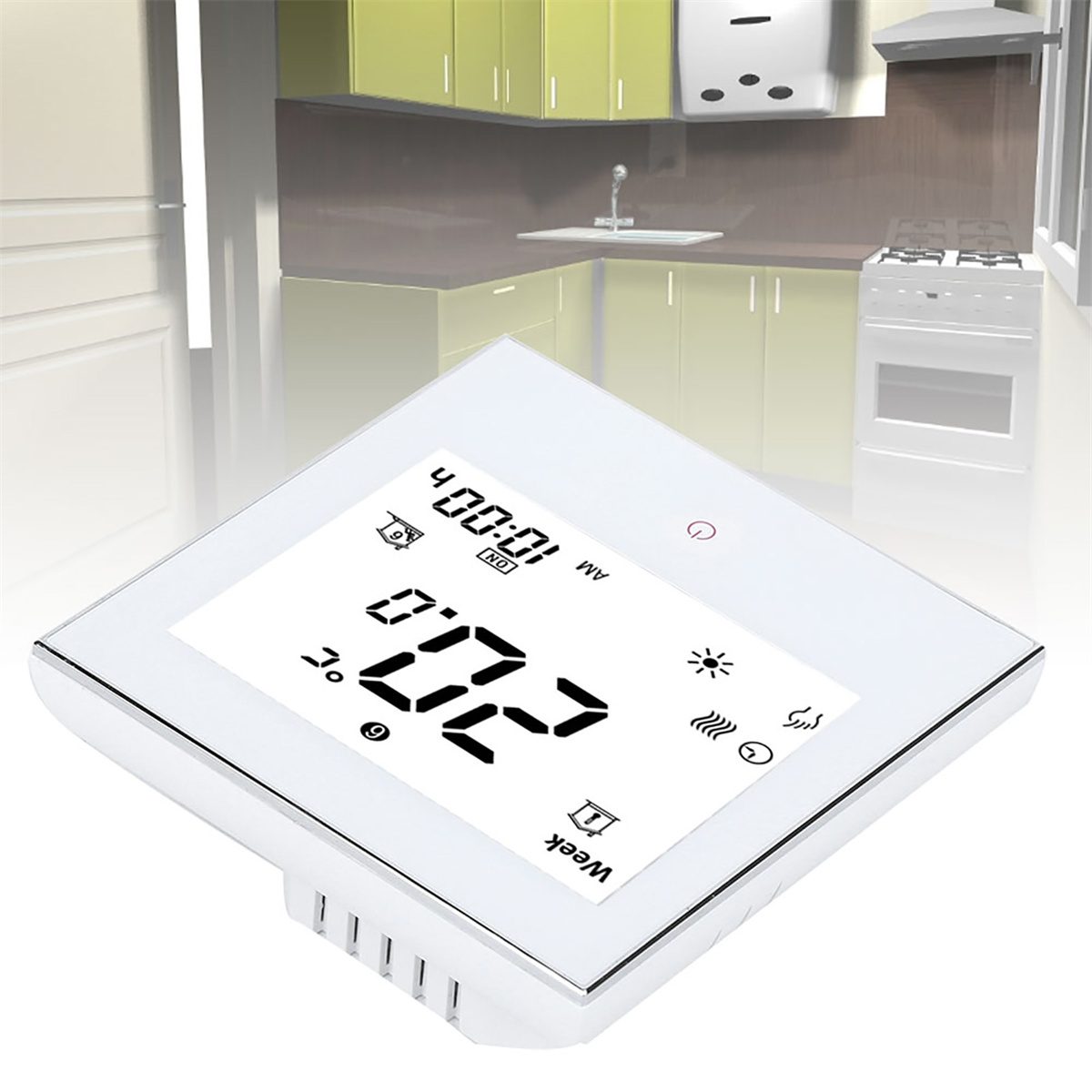 Weißer digitaler Thermostat mit Temperatur- und Zeitanzeige, in einer Küche.