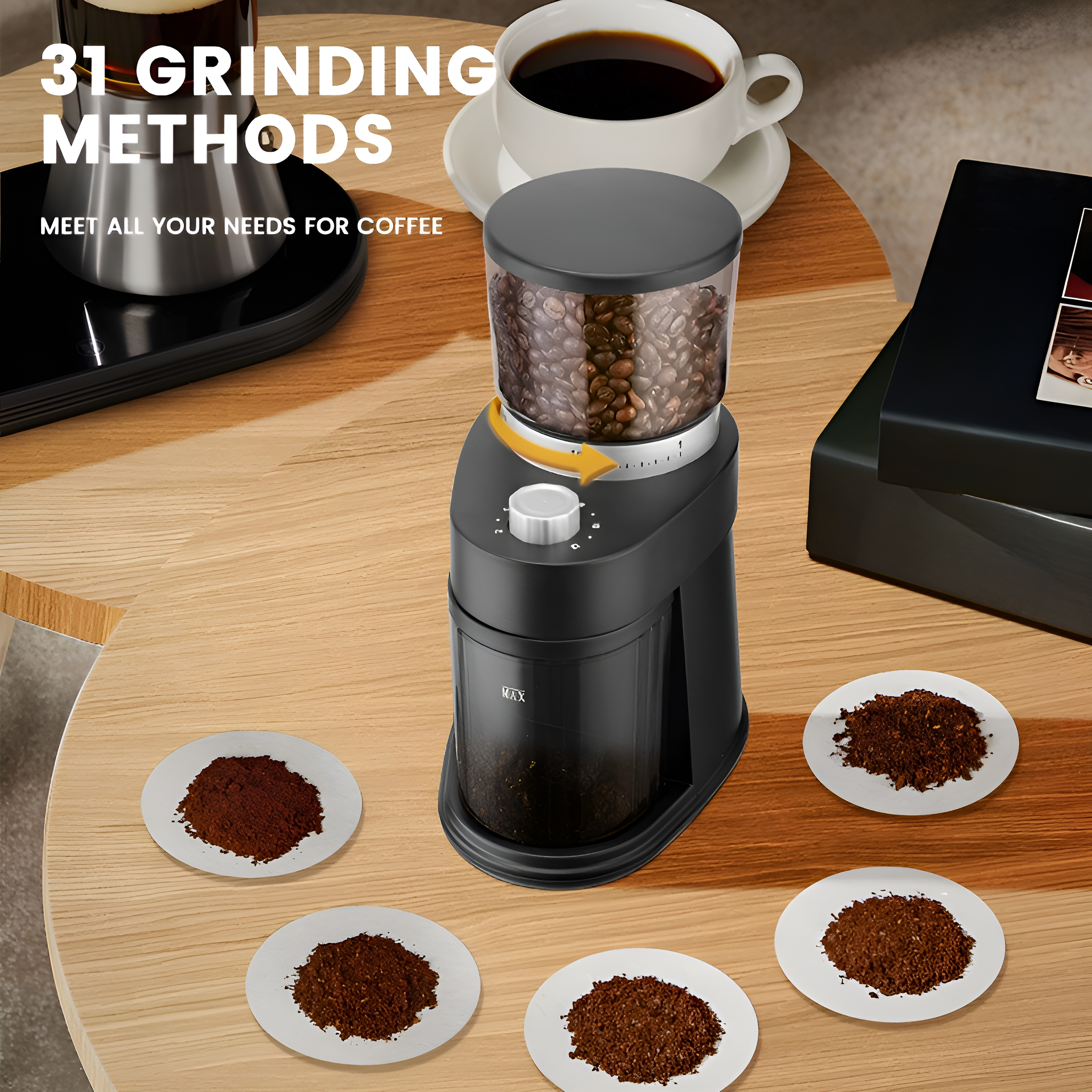 Kaffeemühle mit Kaffeebohnen und gemahlenem Kaffee auf einem Holztisch, mit einer Kaffeetasse.