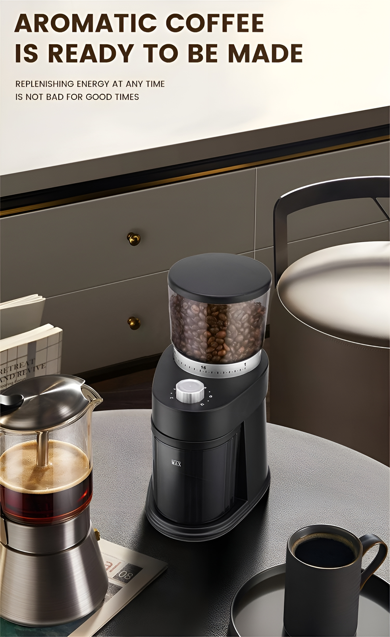 Schwarze Kaffeemühle mit Bohnen, Kaffeebereiter dahinter.