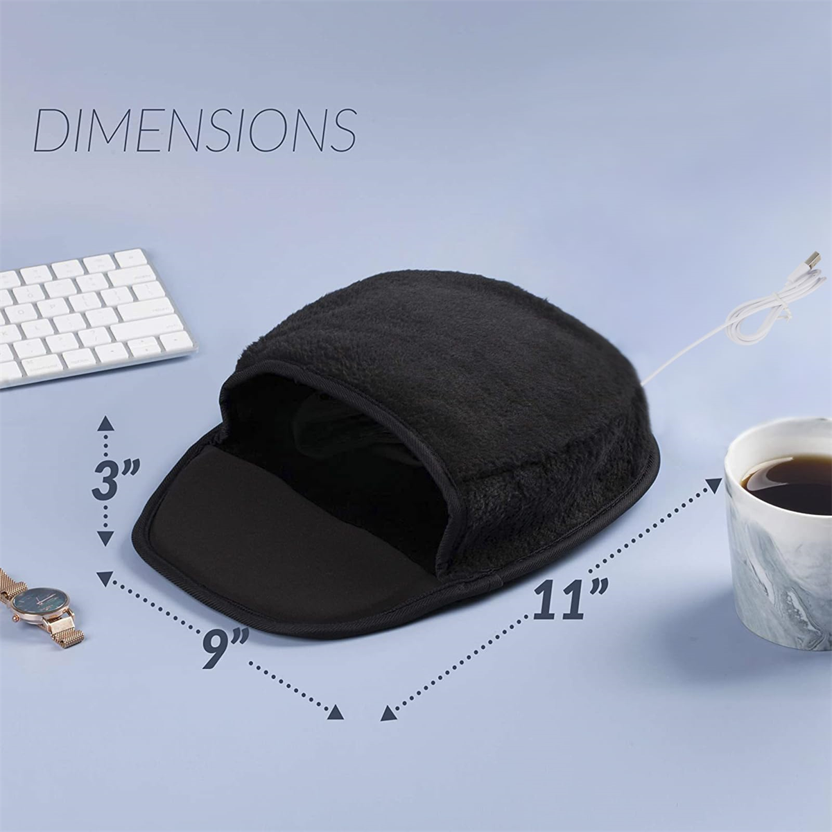 Ein schwarzes, beheiztes Mausp Pad mit Abmessungen. Eine Uhr und eine Tasse Kaffee sind auch vorhanden.