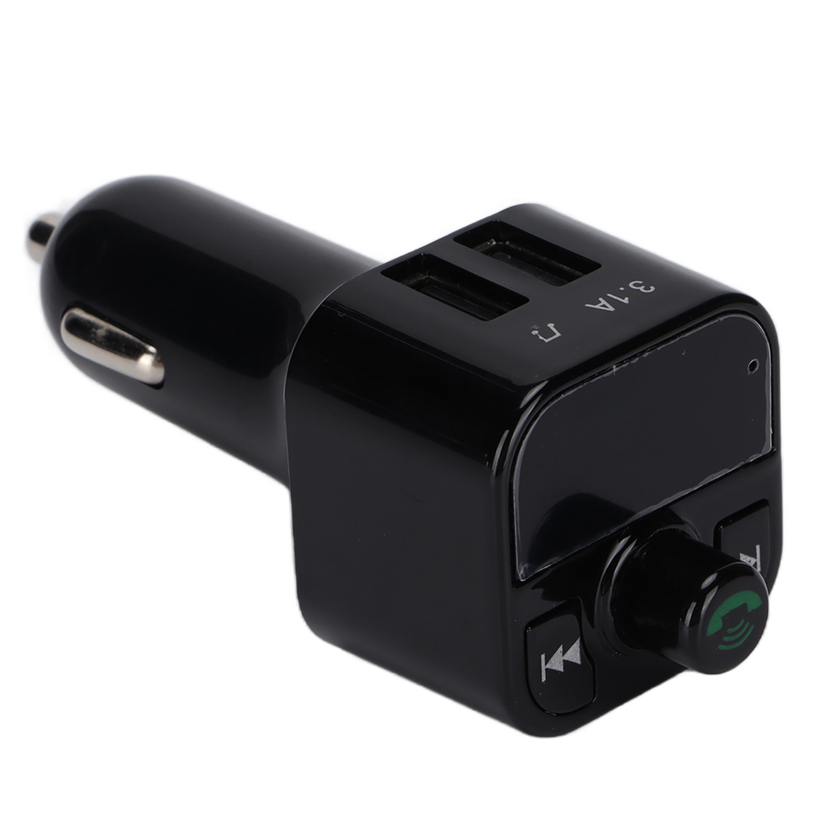 Ein schwarzes Autoladegerät mit zwei USB-Anschlüssen und einem Drehknopf. Es ist auf weißem Hintergrund.