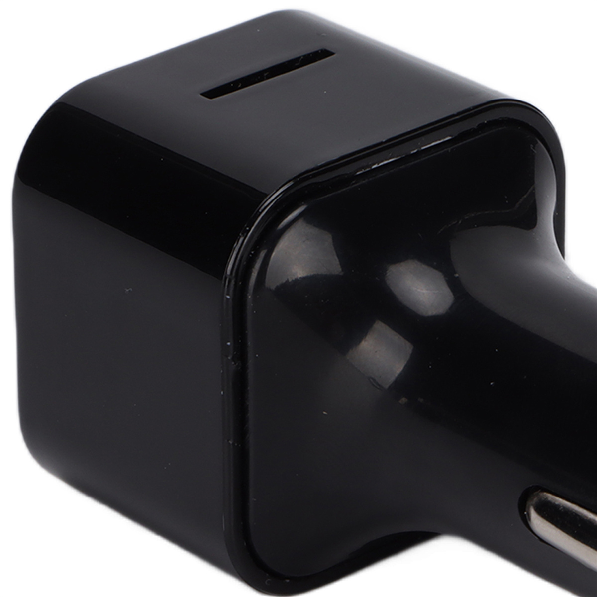 Schwarzer USB-Autoladegerätstecker. Ein Schlitz ist an der Seite des Ladegeräts sichtbar.