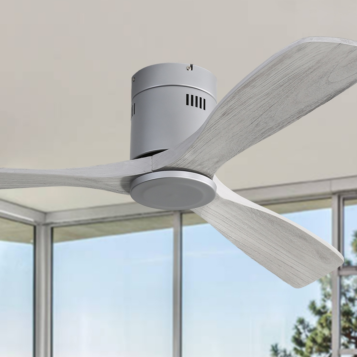 Deckenventilator mit drei Holzoptik-Blättern, Innenmontage.