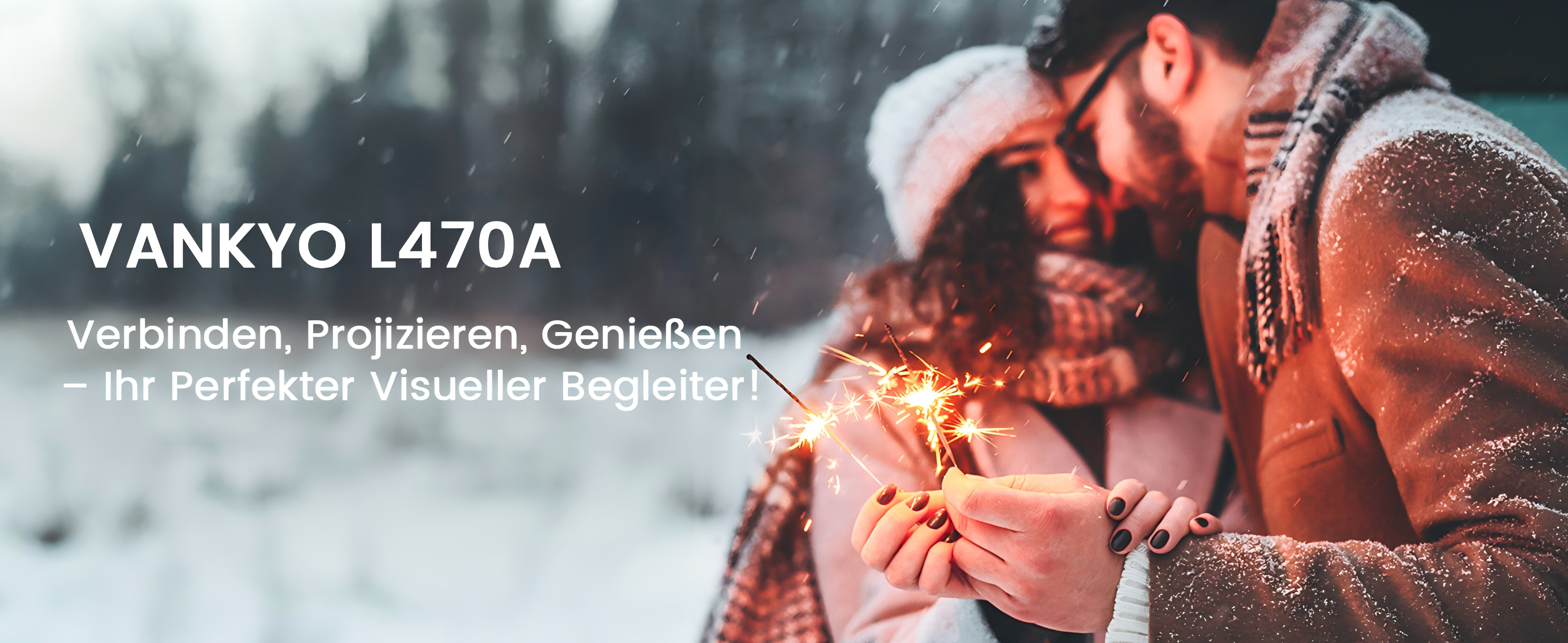 Ein Paar hält Wunderkerzen im Winter, mit Text: VANKYO L470A, Projizieren, Genießen.