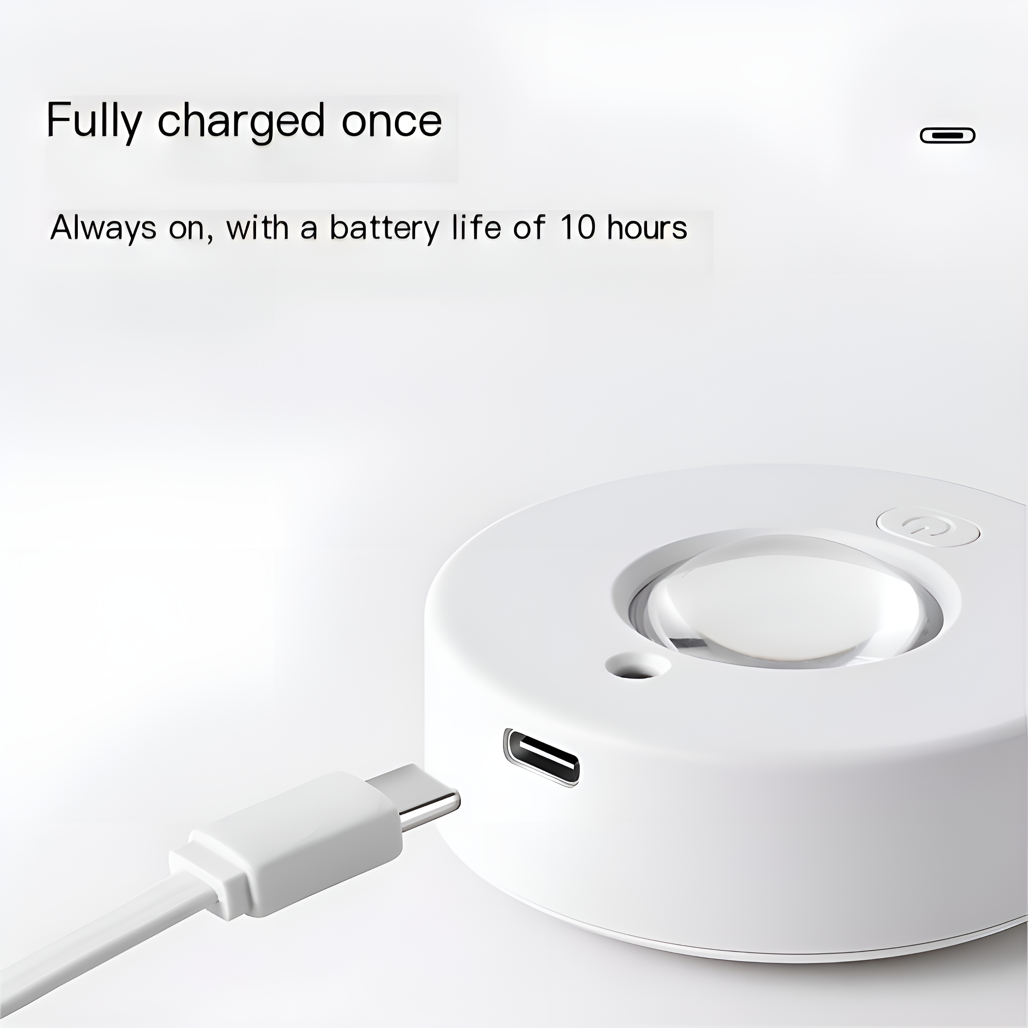 Weißes rundes Gerät mit USB-C-Anschluss, Ladekabel angeschlossen und Text über Akkulaufzeit.