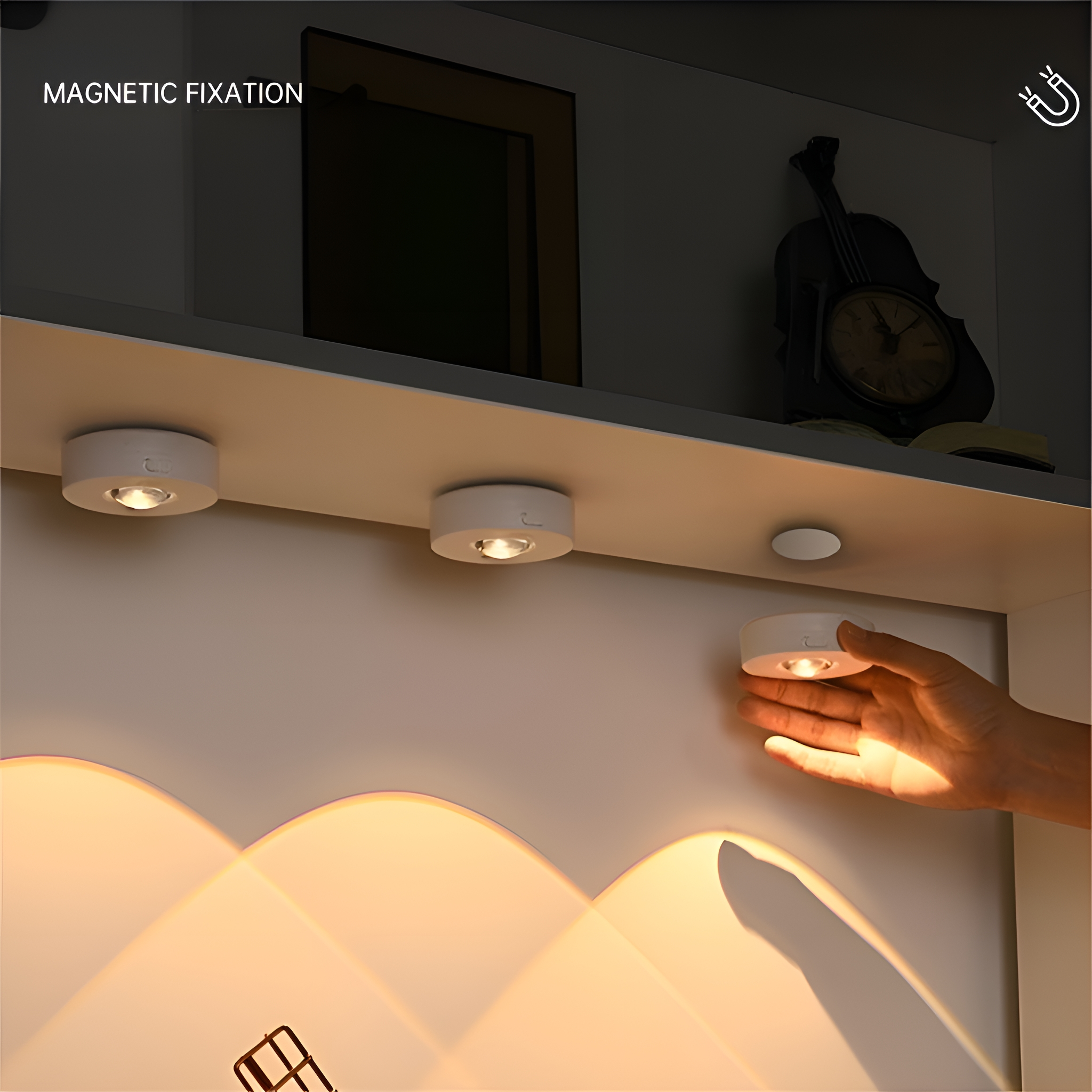 Drei Magnetleuchten auf einem Regal, eine Hand greift nach einer, mit Lichtstrahlen.