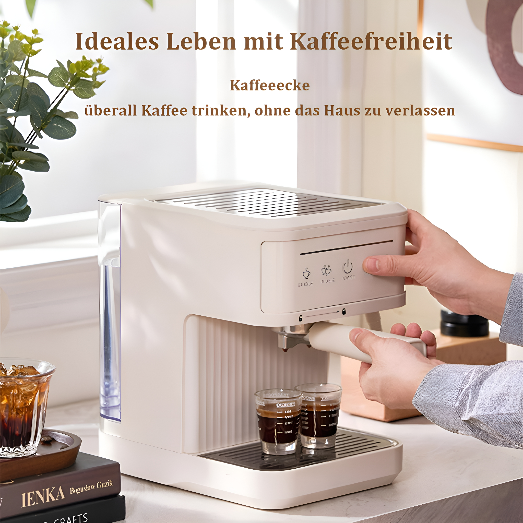 Eine Person, die Kaffee mit einer weißen Espressomaschine und zwei Kaffeetassen zubereitet.