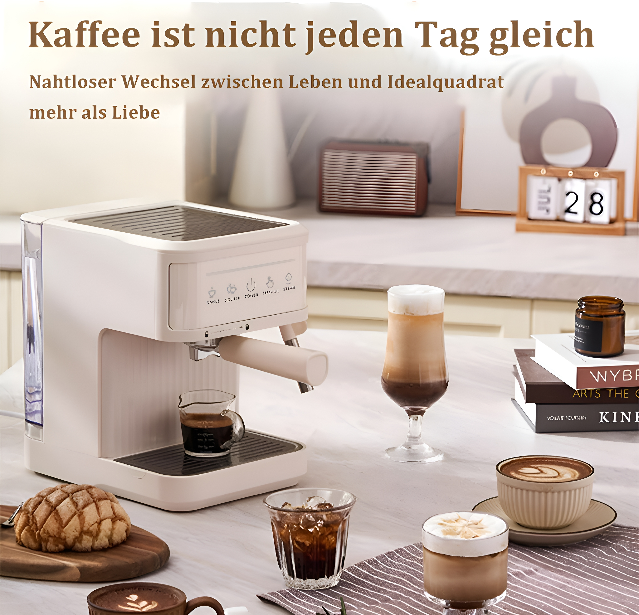 Kaffeemaschine mit Kaffeetassen und einer Vielzahl von Getränken auf einem Tisch. Küchenhintergrund sichtbar.