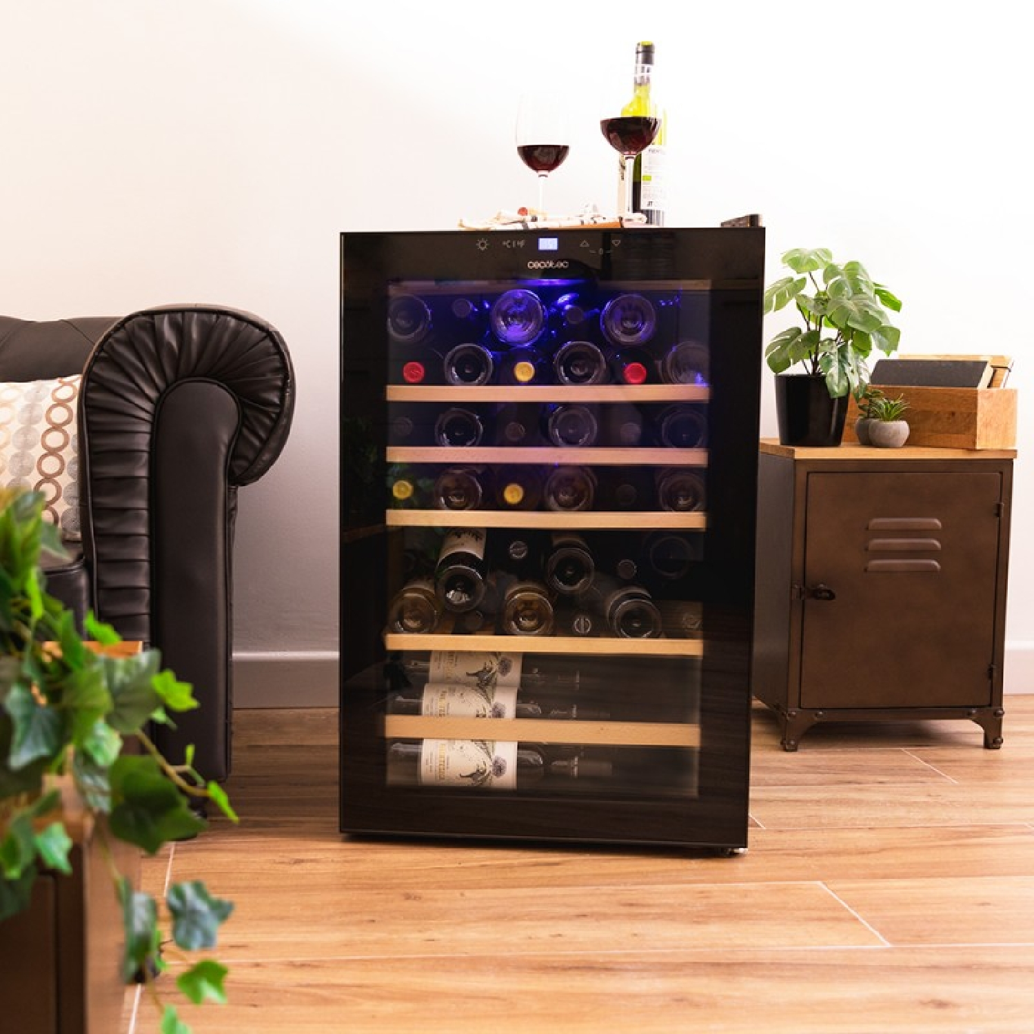 Cantinetta con bottiglie e bicchieri all'interno, in un salotto.
