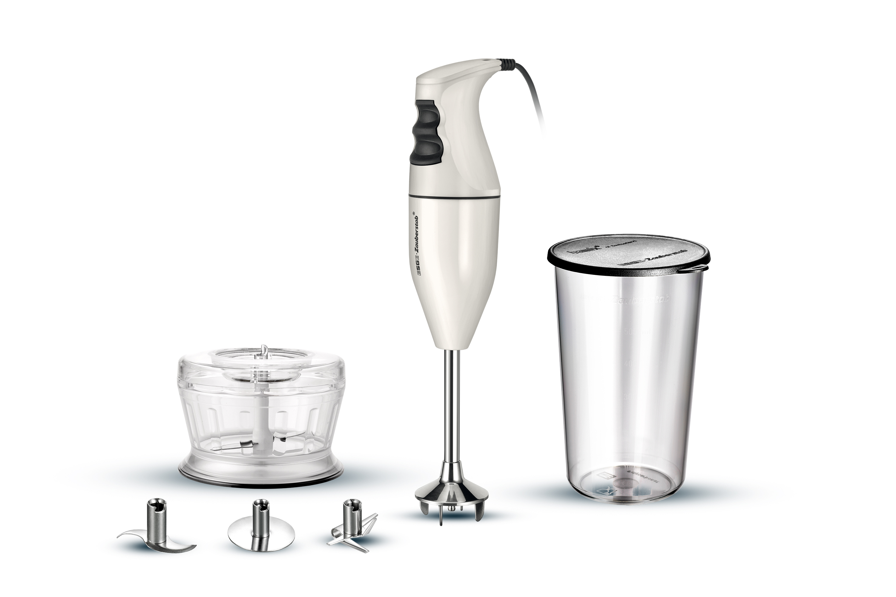 Stabmixer mit Zubehör. Weißes Gehäuse, mit Zerkleinerer, Becher und mehreren Klingen.