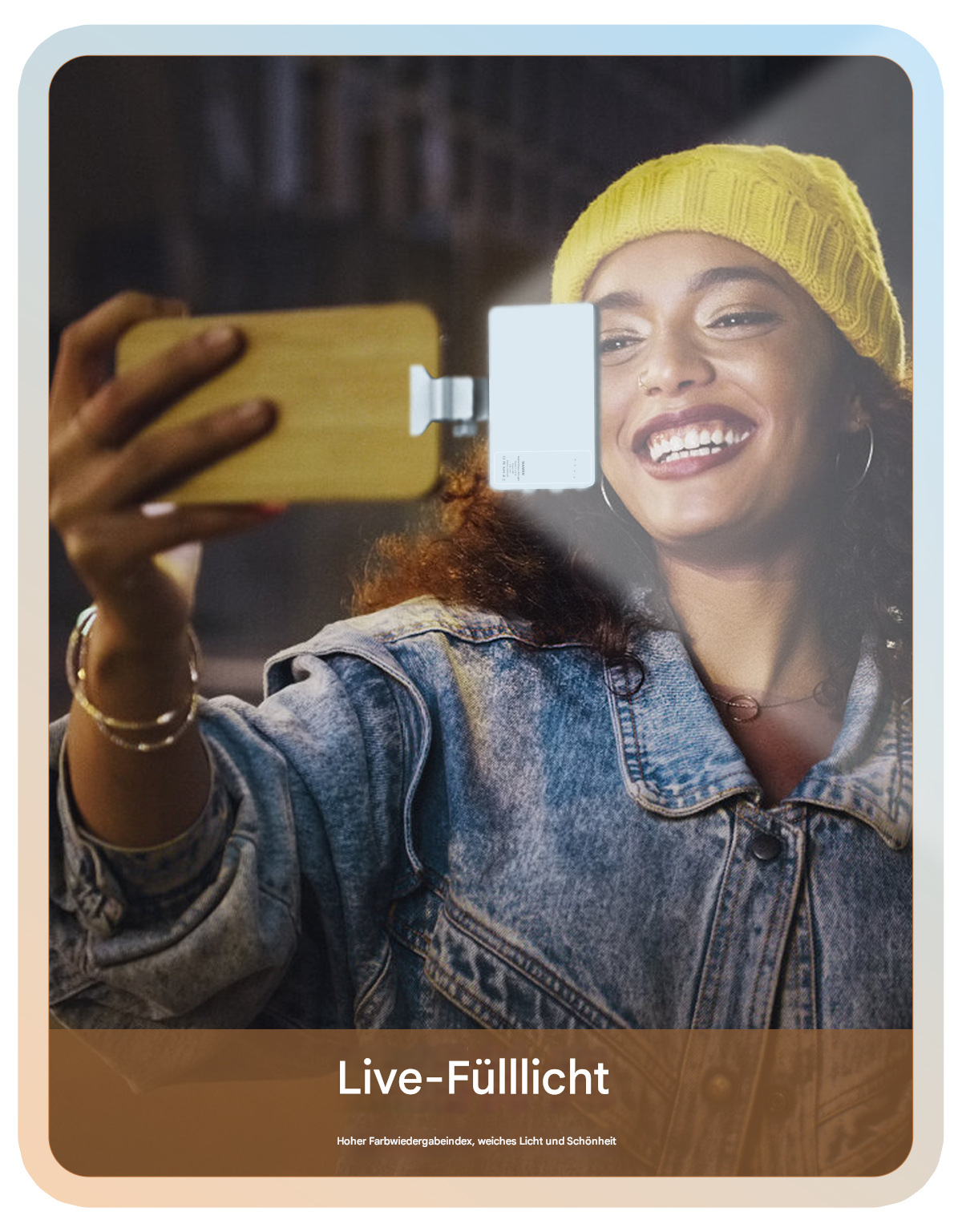 Eine Frau macht ein Selfie mit einem Telefon, an dem ein kleines, weißes Licht befestigt ist.