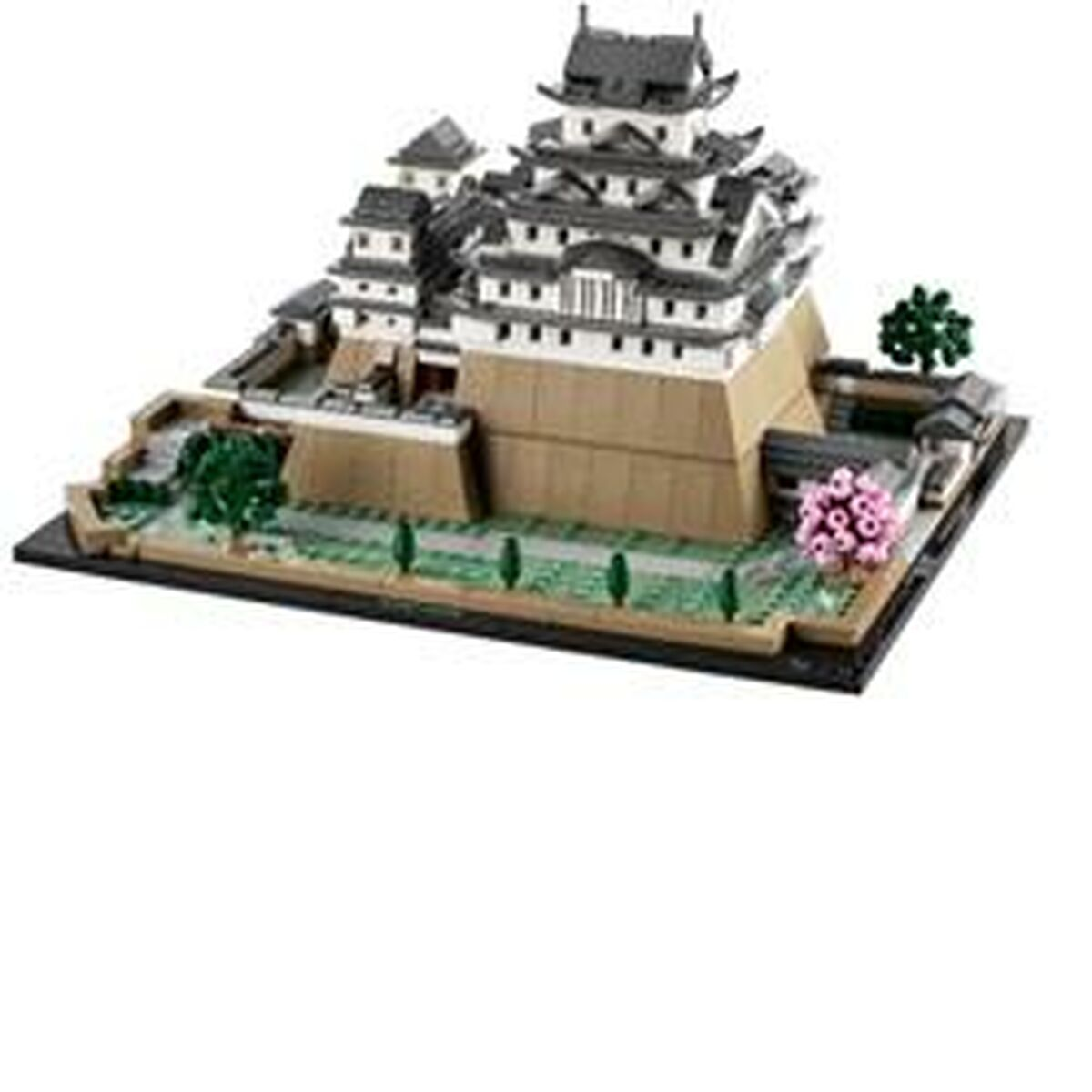 Modello in miniatura di castello giapponese su base nera, con alberi e fiori.