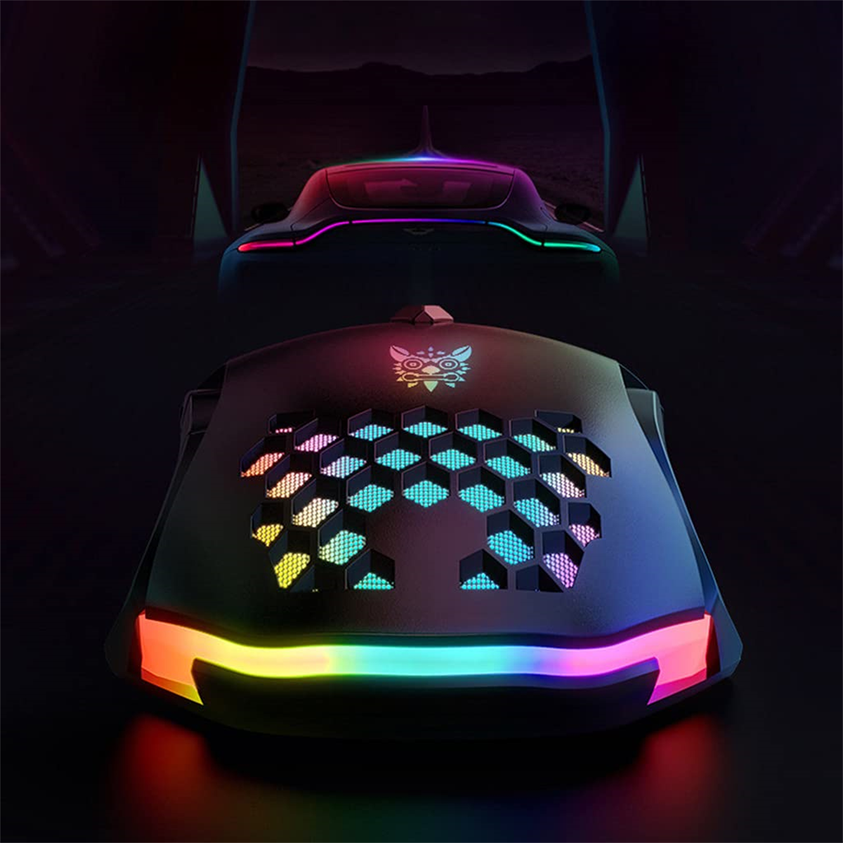 Eine Gaming-Maus mit RGB-Beleuchtung und einzigartigem Design. Die Maus hat ein Wabenmuster.
