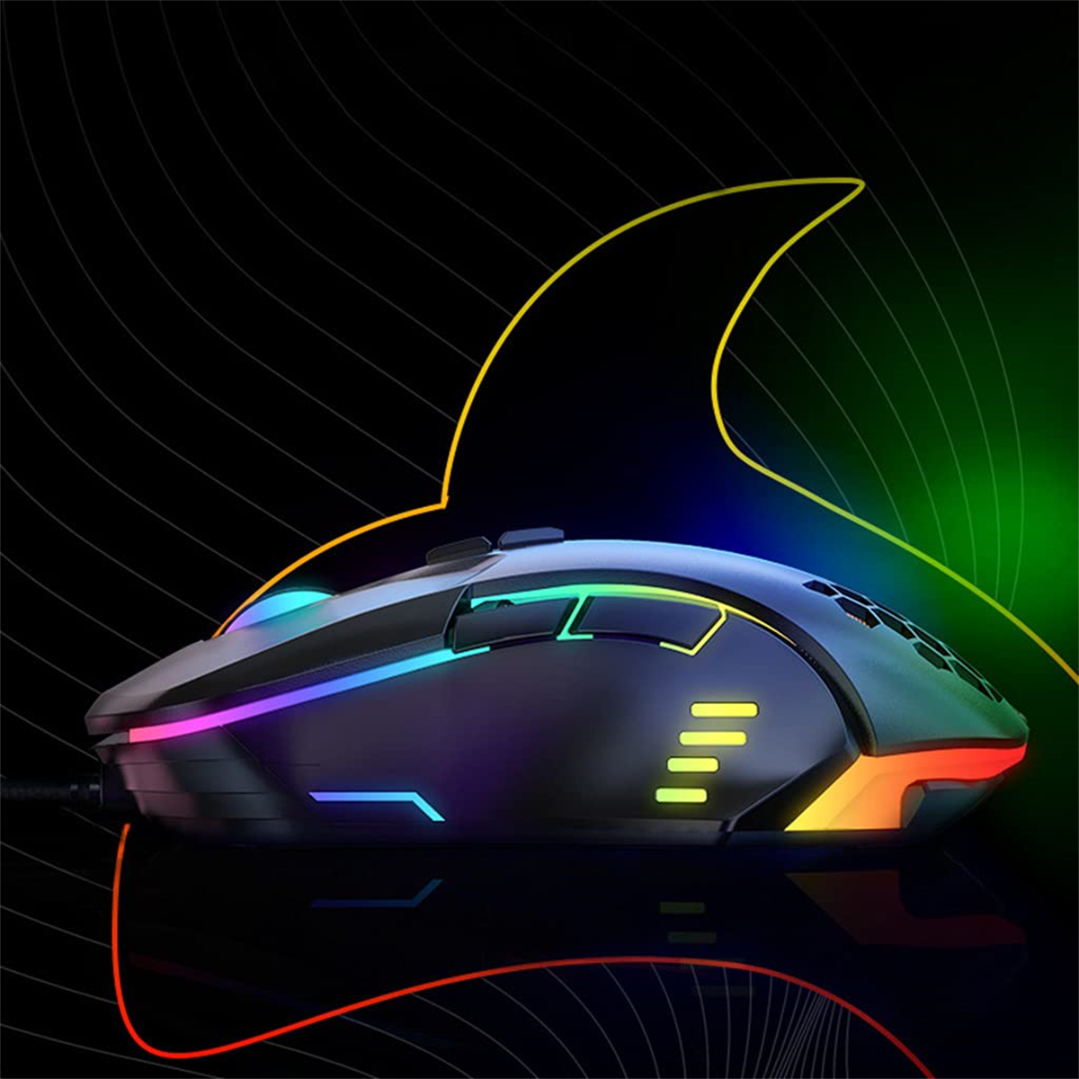Gaming-Maus mit RGB-Beleuchtung und Haifischflossen-Design. Schwarzer Körper und dunkler Hintergrund.