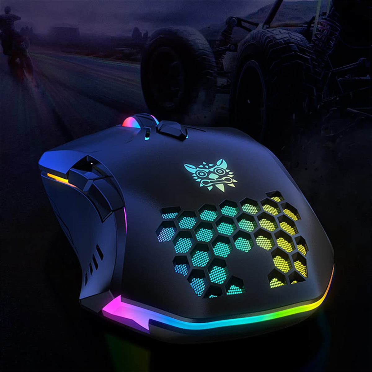 Schwarze Gaming-Maus mit RGB-Beleuchtung und Wabenmuster. Ein Auto im Hintergrund.