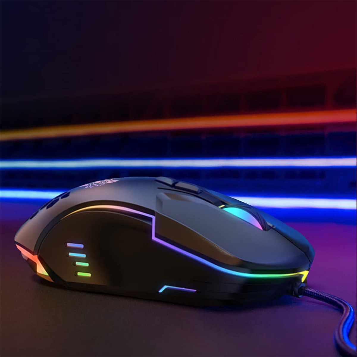 Schwarze Gaming-Maus mit RGB-Beleuchtung. Die Maus hat Tasten an der Seite und einen Kabelanschluss.
