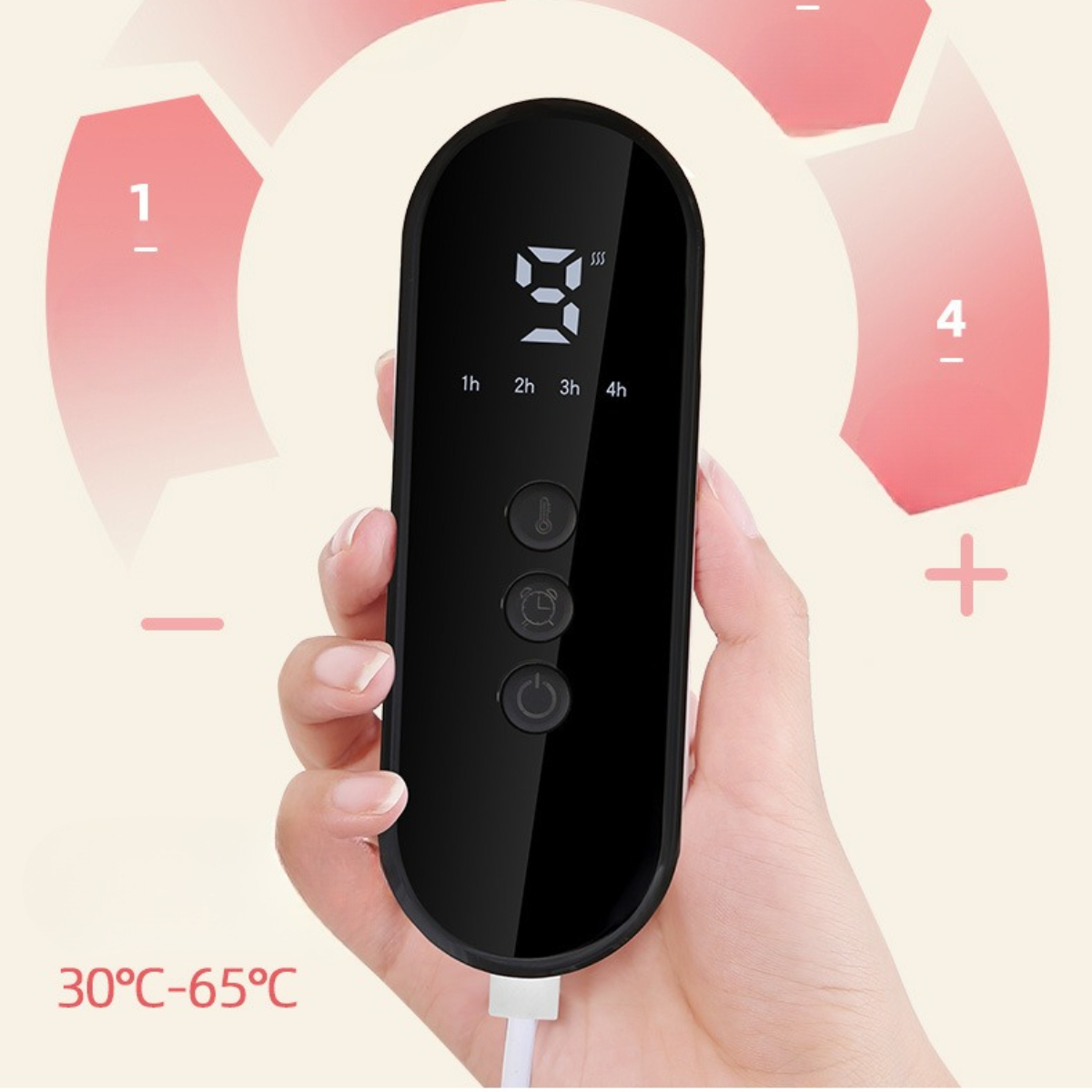 Eine schwarze Fernbedienung mit digitaler Anzeige. Sie zeigt Zahlen und Symbole, gehalten von einer Hand.