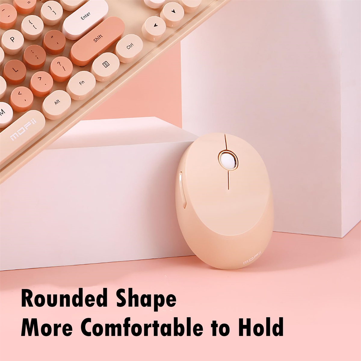 Eine beige Tastatur und Maus auf rosa Hintergrund. Text: 'Abgerundete Form, bequemer'.