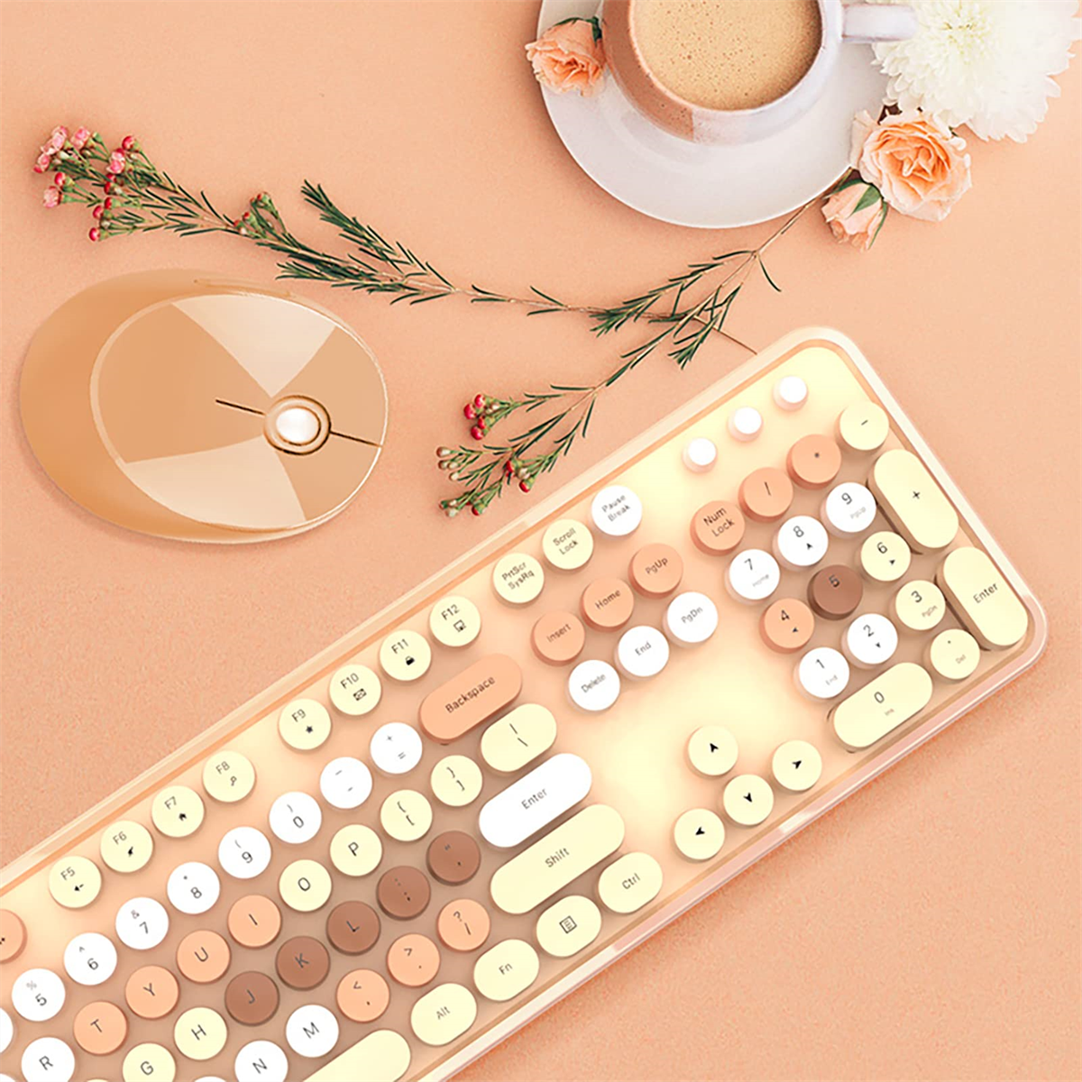 Ein Tastatur- und Maus-Set mit Pfirsichfarben. Die Tastatur hat viele Tasten und eine Maus.