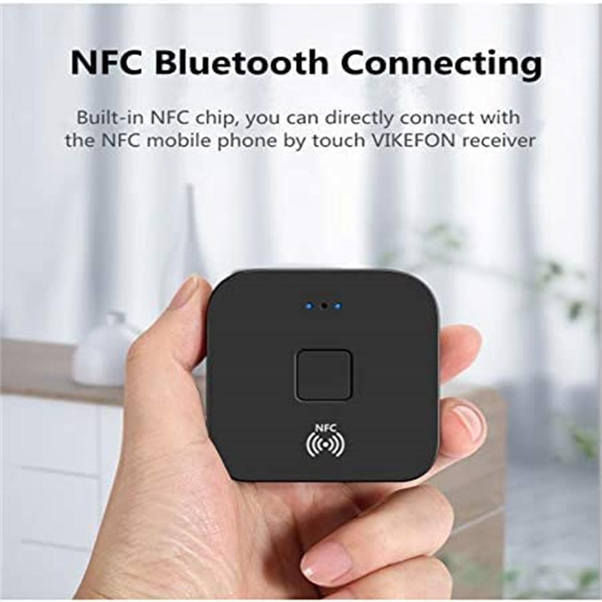 Schwarzes NFC-Bluetooth-Verbindungsgerät in einer Hand gehalten.