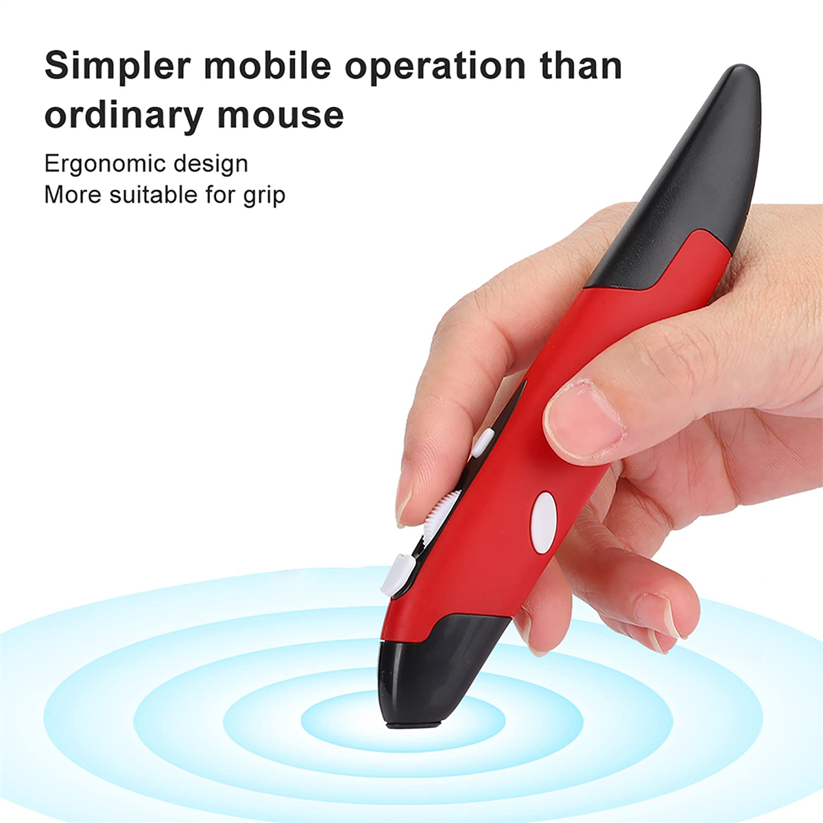 Eine rot-schwarze stiftförmige Maus, die von einer Hand über blauen Kreismustern gehalten wird.