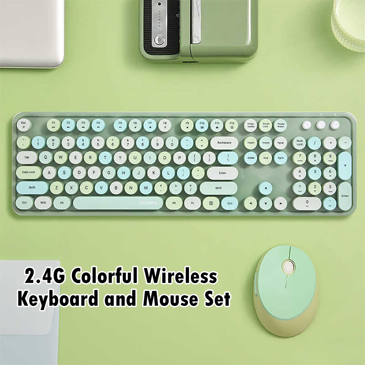 Ein grün-weißes Tastatur- und Maus-Set auf einem grünen Schreibtisch, mit Text-Overlay.