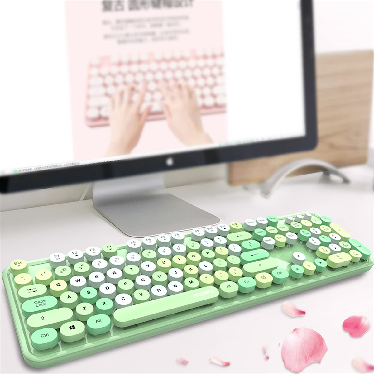 Eine grüne Tastatur mit runden Tasten, mit einem Computerbildschirm im Hintergrund.