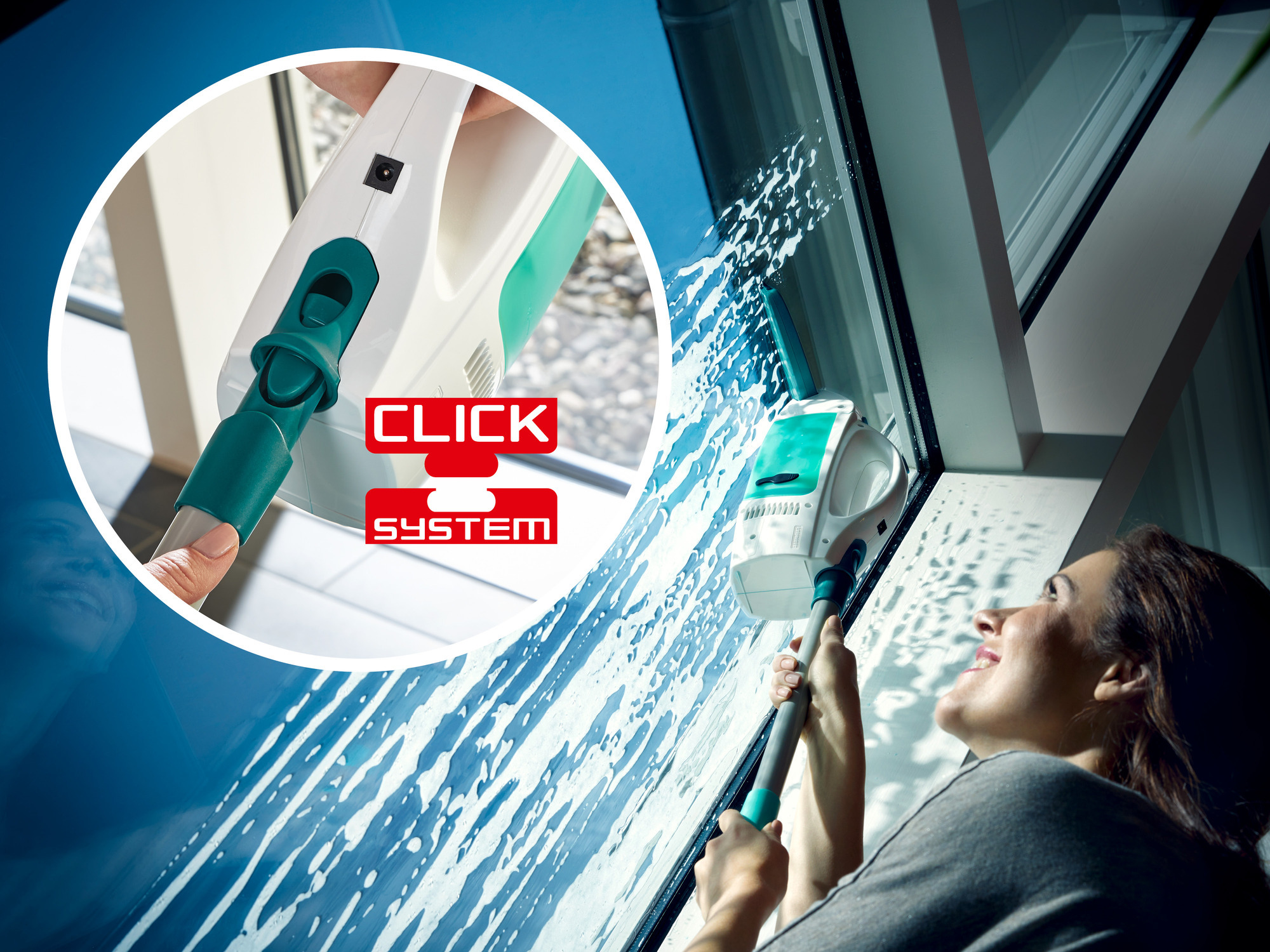Kobieta myjąca okno za pomocą myjki do okien, pokazująca SYSTEM CLICK na szkle.