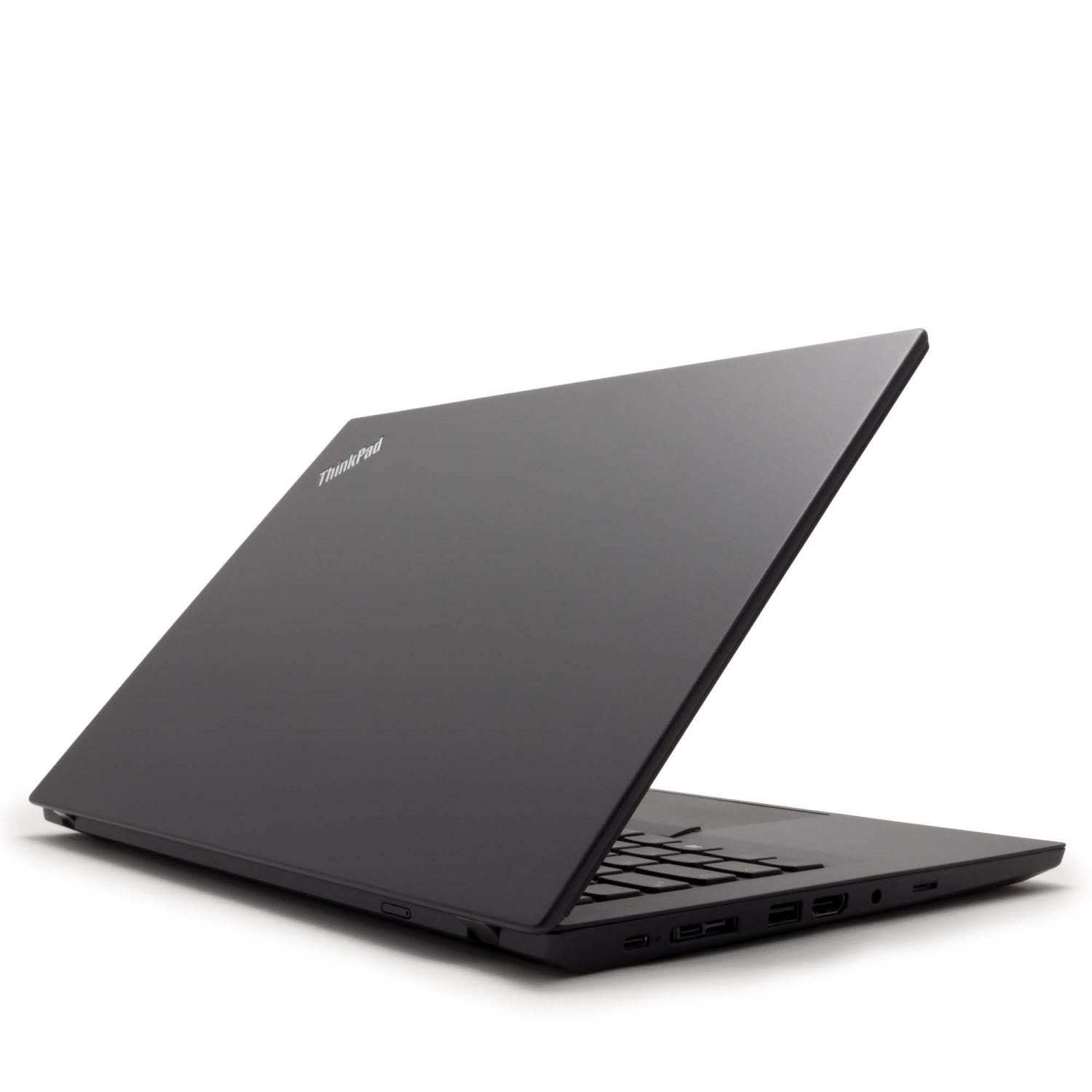 Ein schwarzer Laptop, geschlossen, auf weißem Hintergrund.