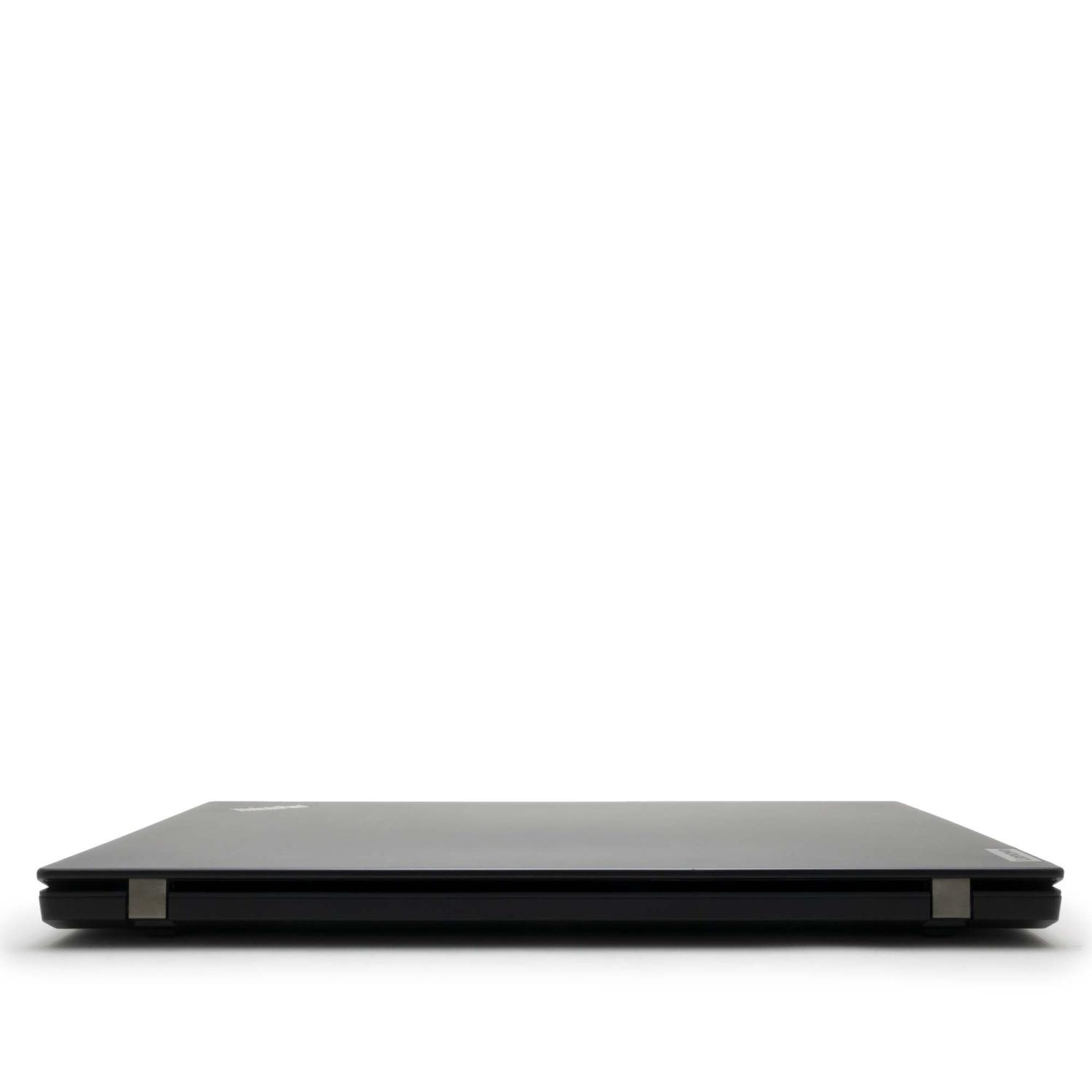 Ein schwarzer Laptop, geschlossen, auf weißem Hintergrund. Der Bildschirm zeigt nach unten und reflektiert Licht.