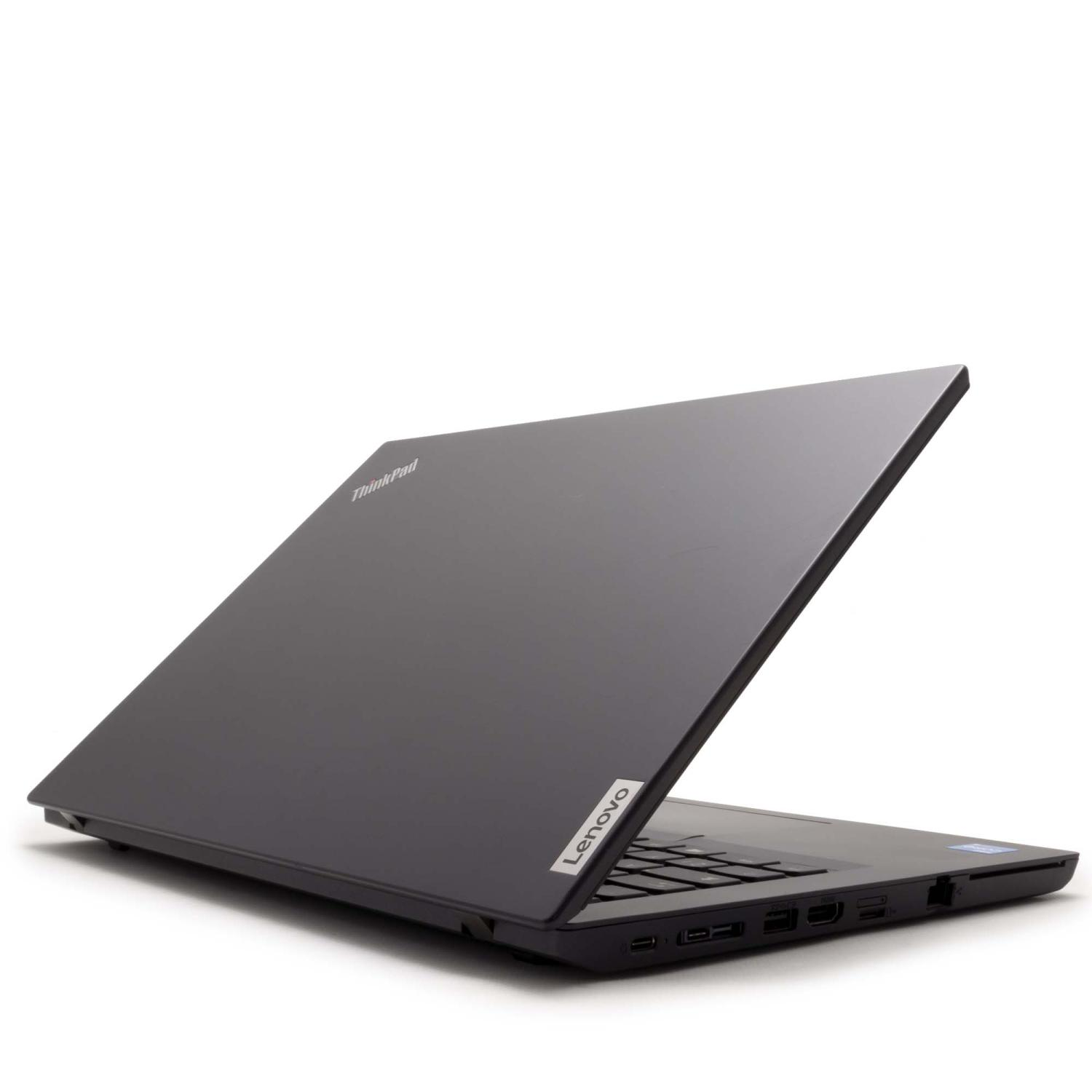 Schwarzer Laptop, geöffnet. ThinkPad-Logo sichtbar. Lenovo-Logo an der Seite. Weißer Hintergrund.