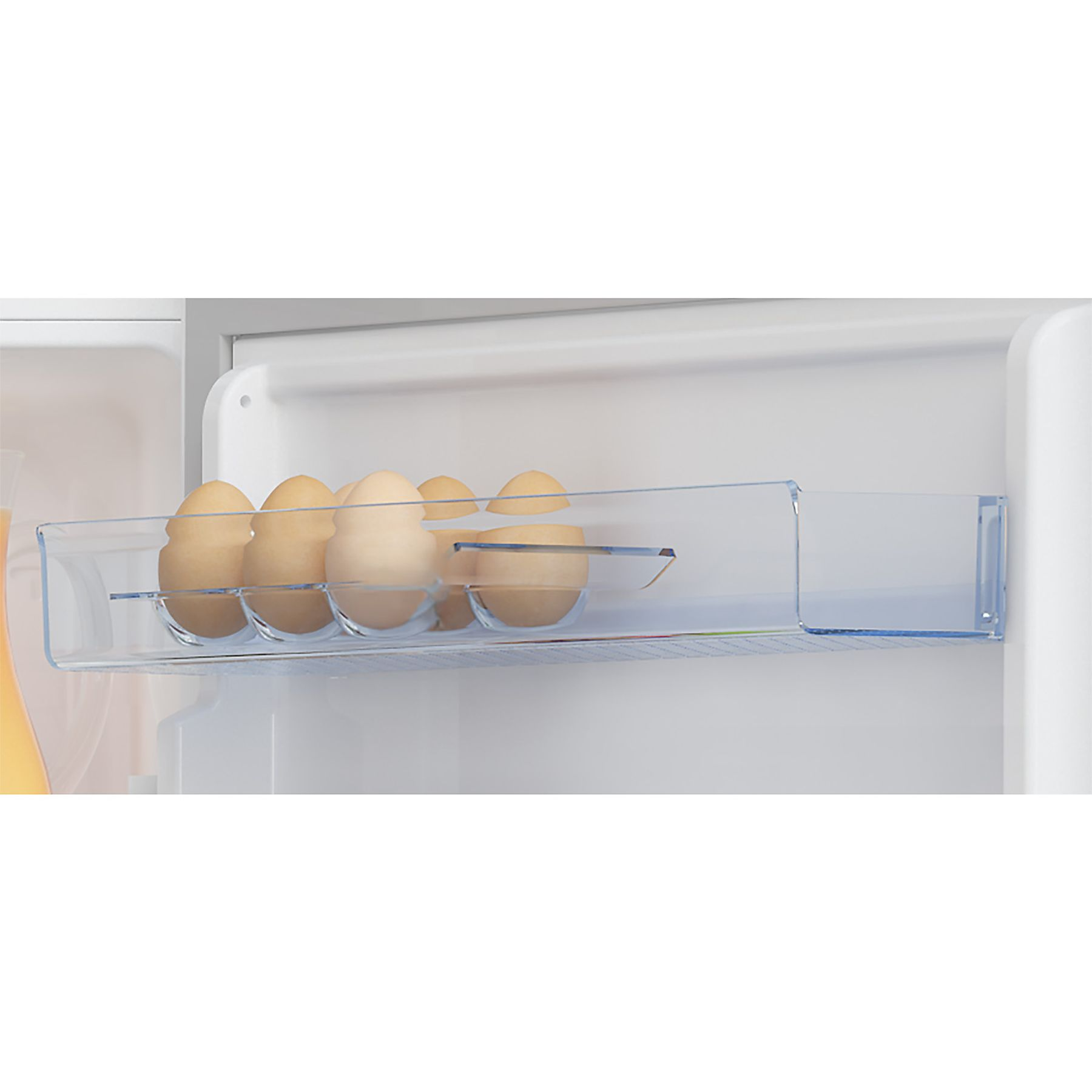 Zbliżenie półki lodówki z sześcioma jajkami.