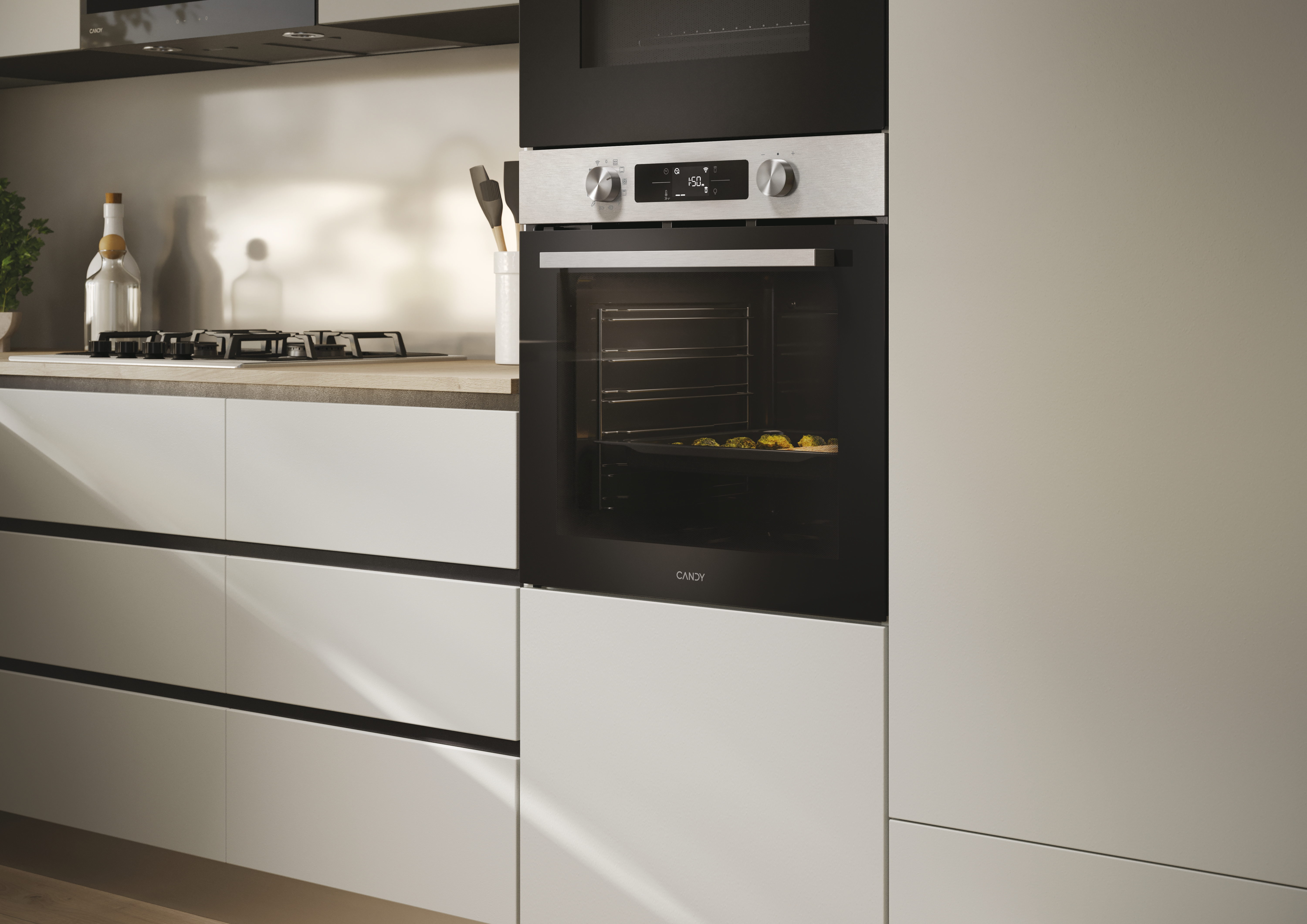 Cucina moderna con forno a incasso, display temperatura e teglia con cibo.