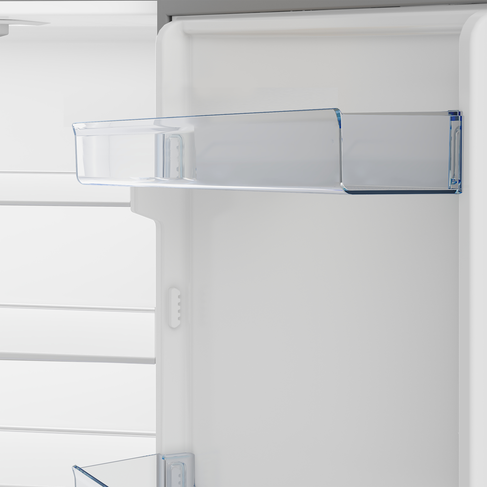 Innenraum eines offenen Kühlschranks mit Glasböden.