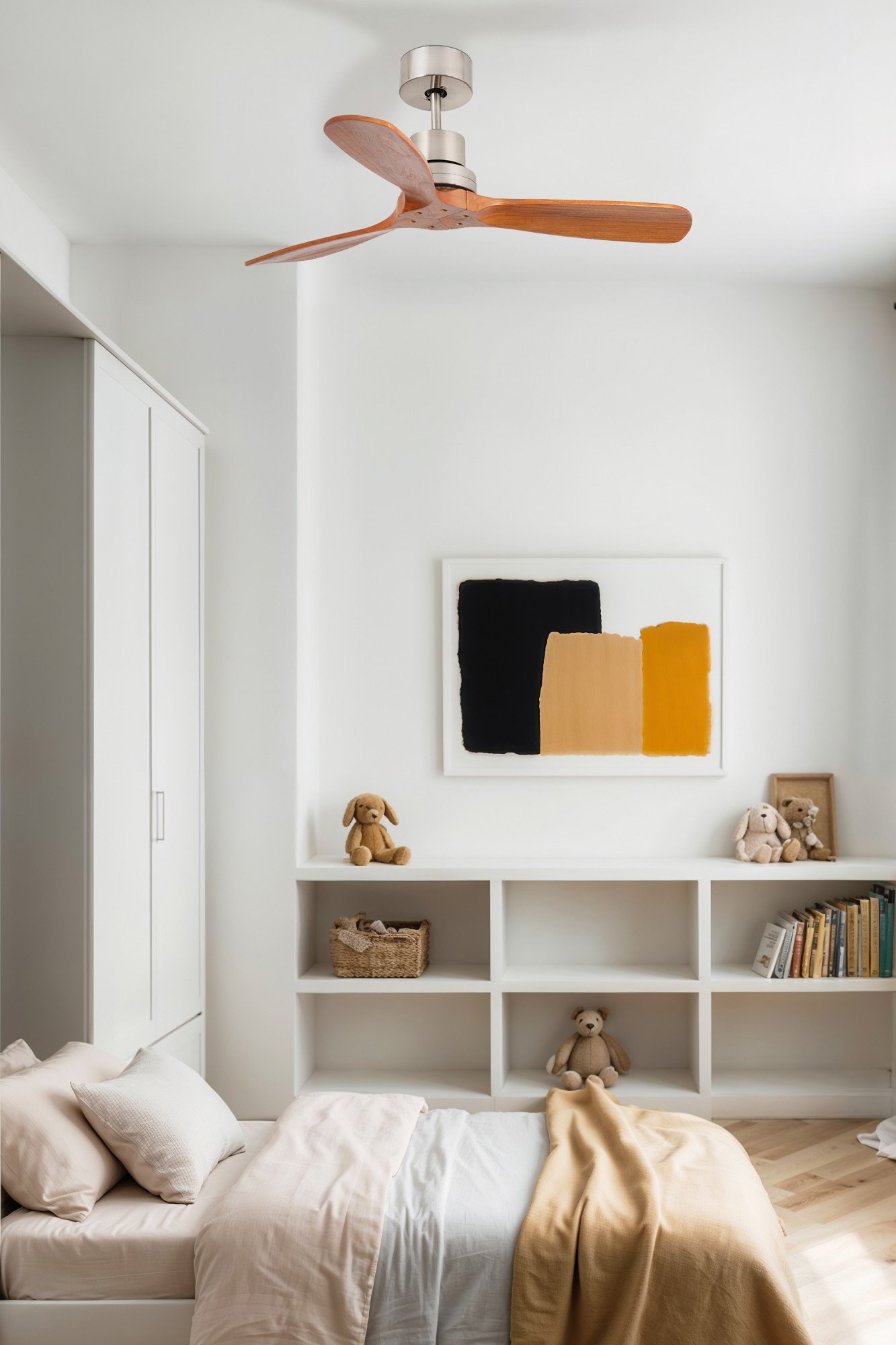 Camera da letto con pareti bianche, ventilatore a soffitto in legno e letto con coperta colorata neutra.