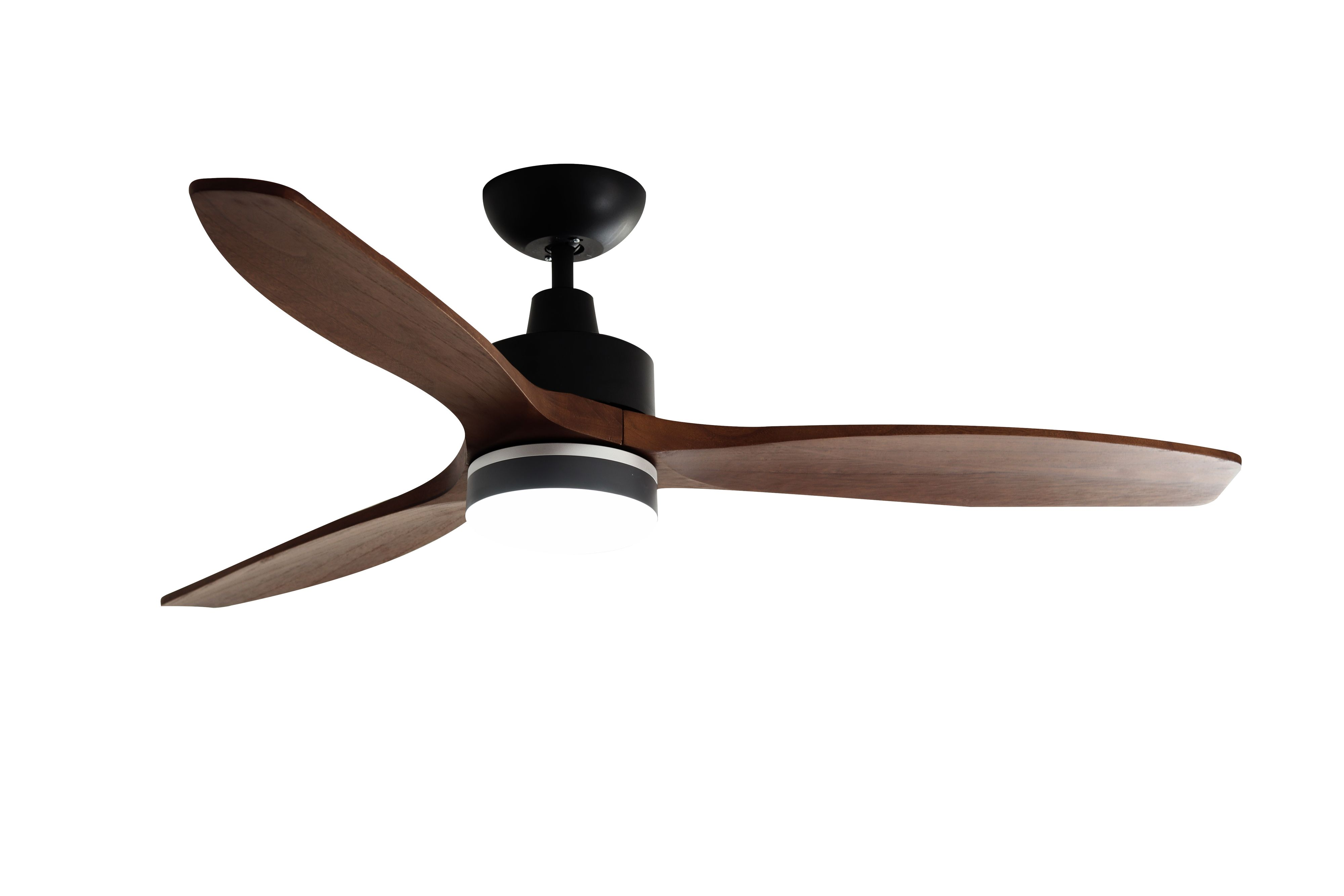 Deckenventilator mit drei Holzflügeln und schwarzem Motor. Weißer Hintergrund.
