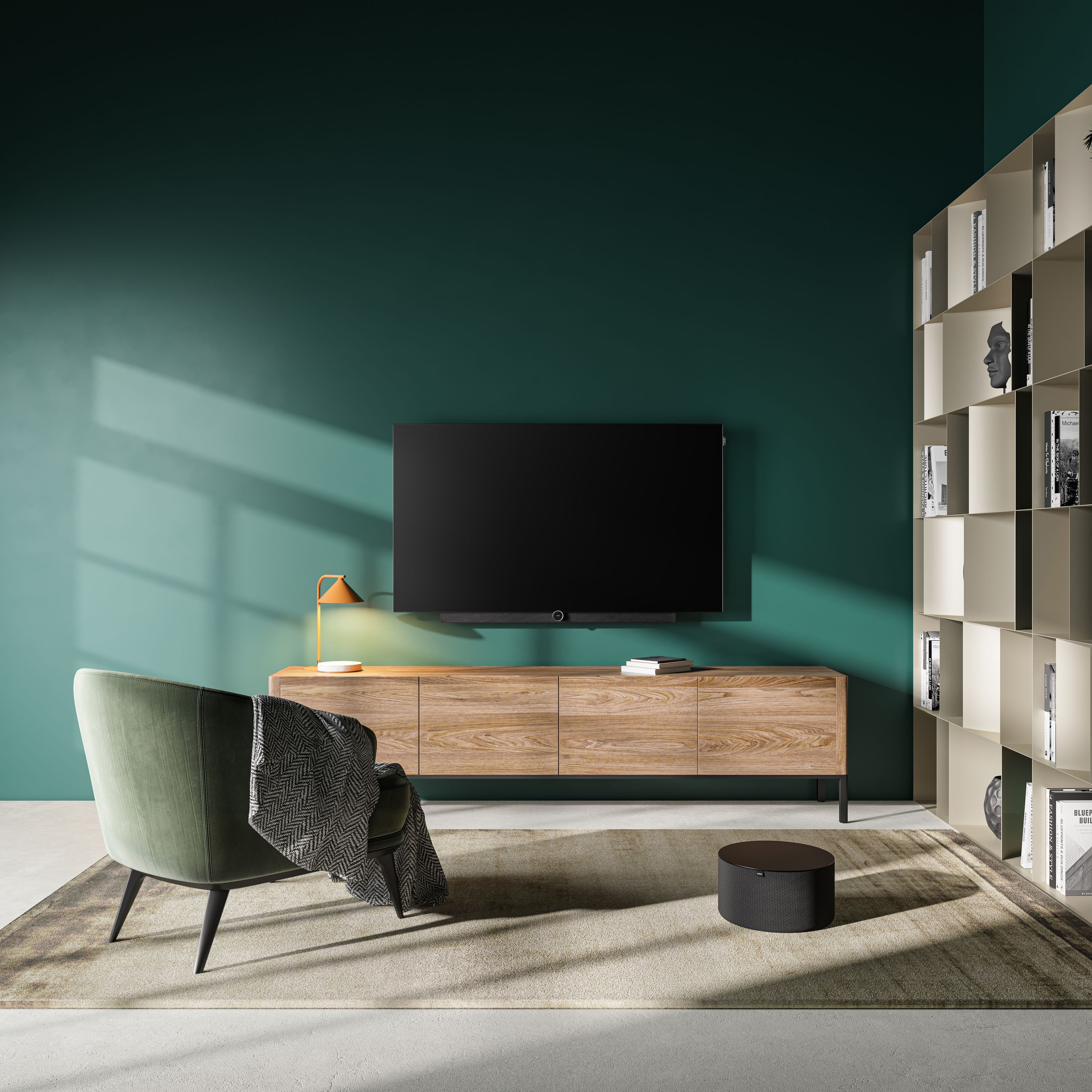 Soggiorno con TV, poltrona e mobile. Il muro è verde.