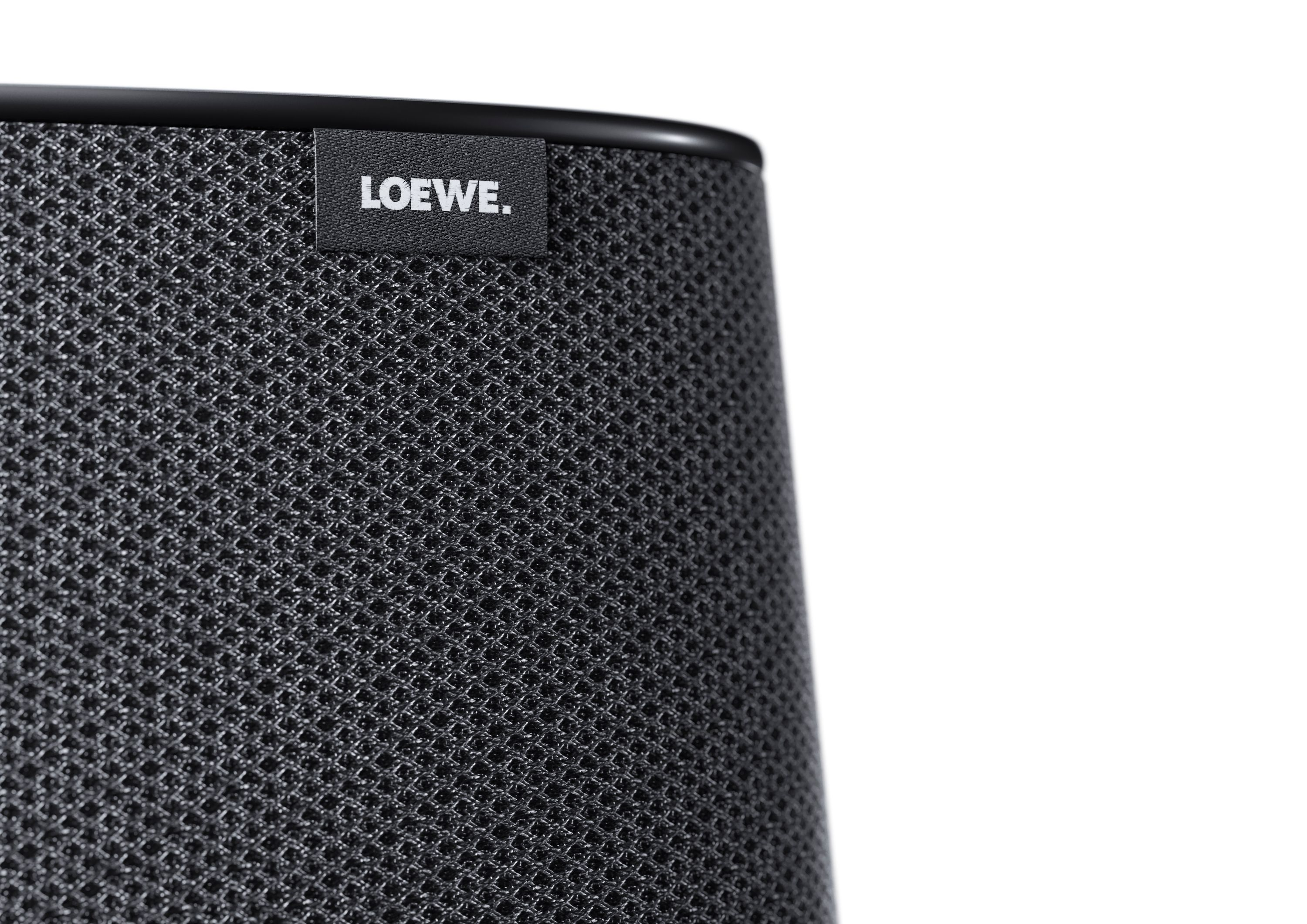 Ein schwarzer Loewe-Lautsprecher. Der Markenname ist auf einem Etikett sichtbar.