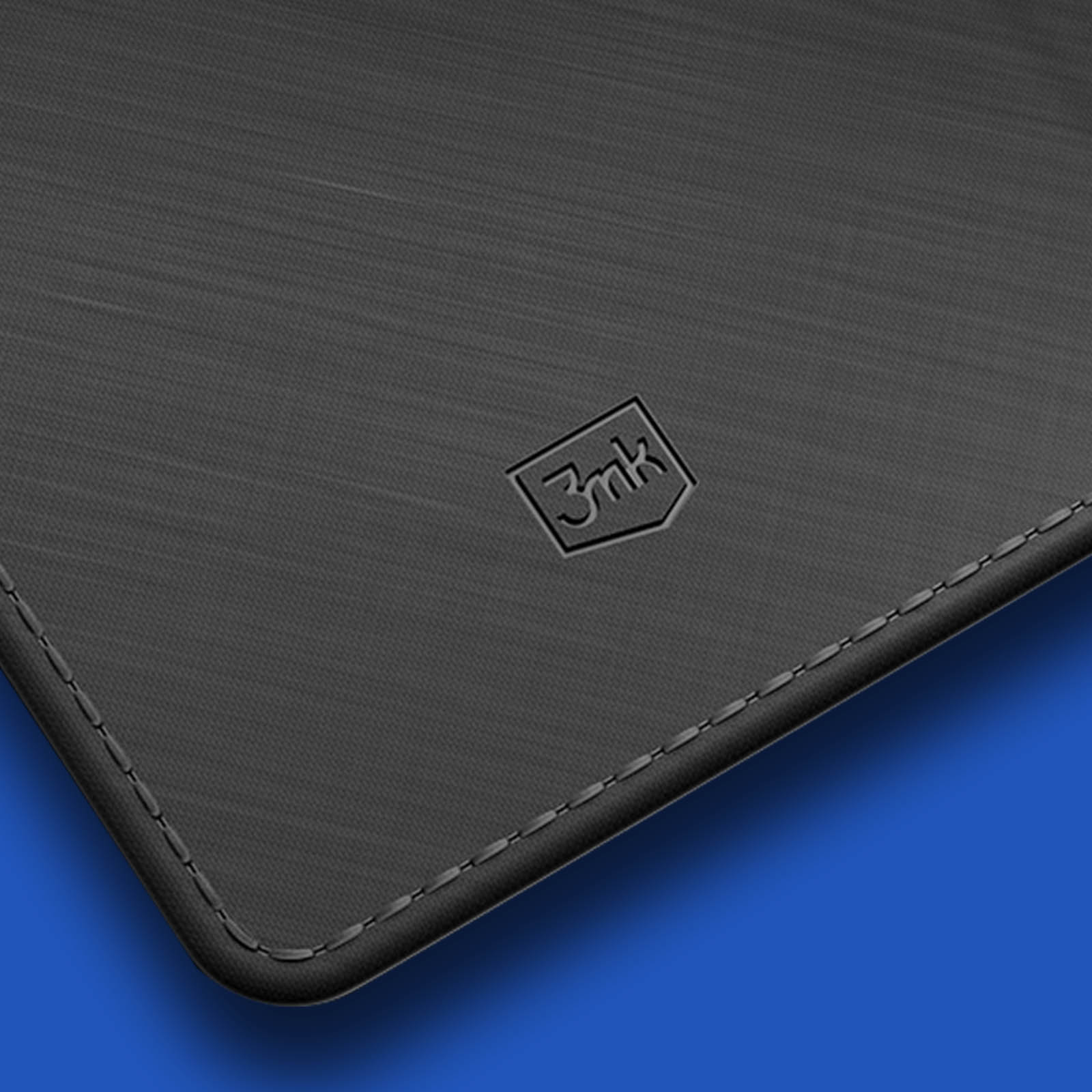 Czarna, teksturowana powierzchnia z wytłoczonym logo.