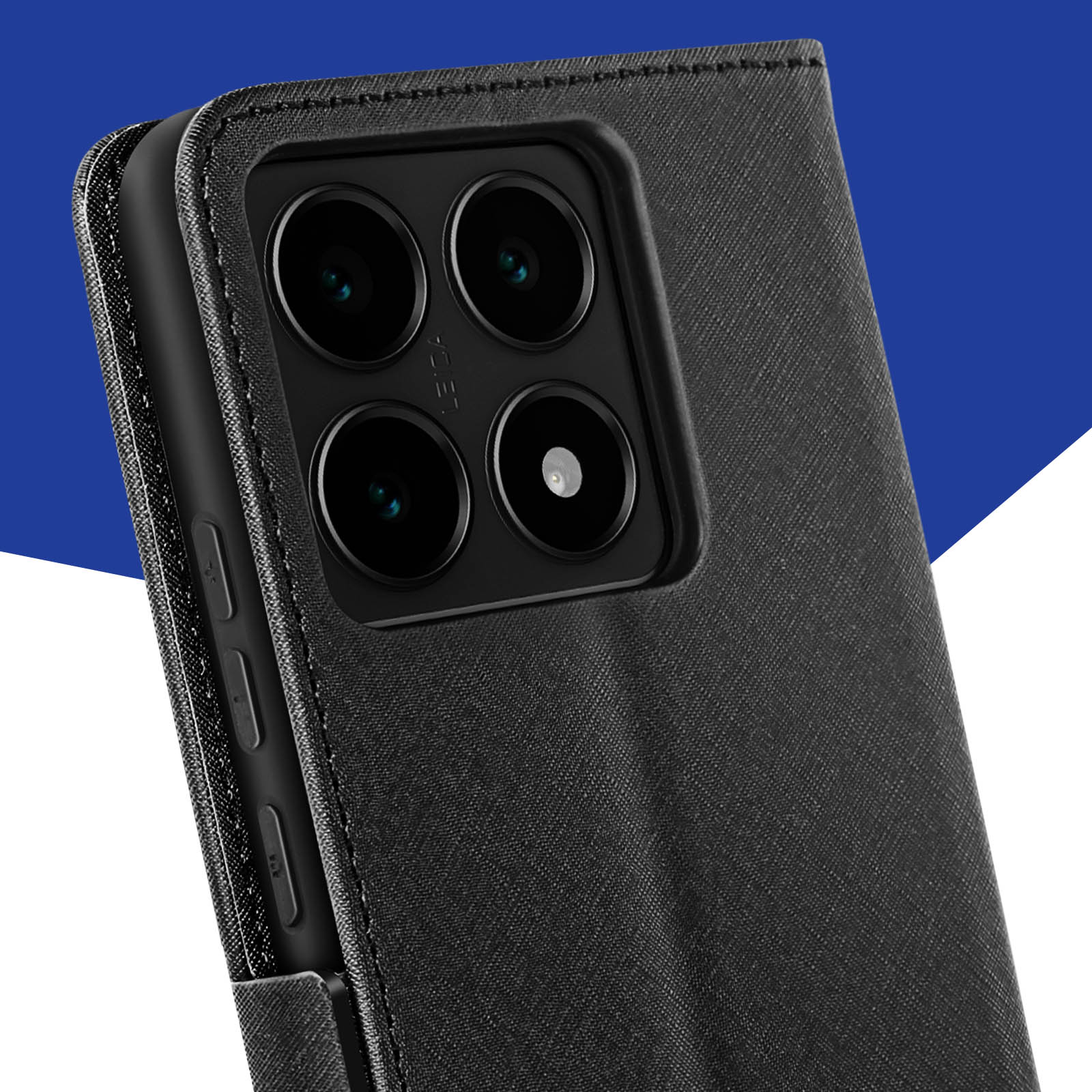 Zbliżenie czarnego etui na telefon, pokazujące aparaty i boczne przyciski telefonu.