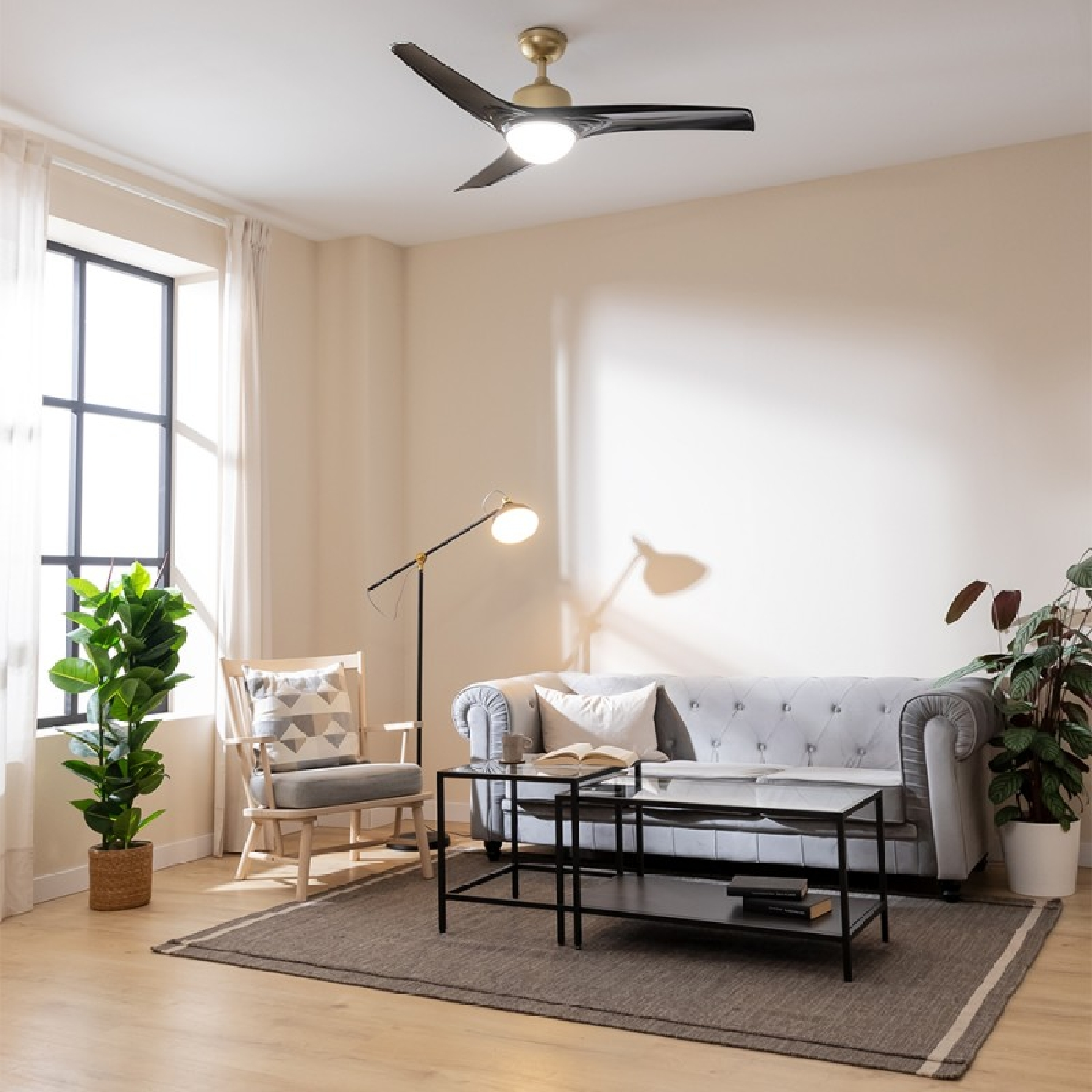 Soggiorno con divano, piante e ventilatore a soffitto, atmosfera accogliente.