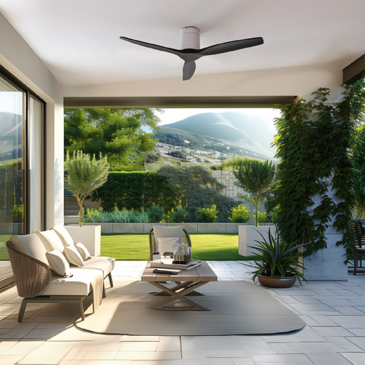 Un patio con un ventilatore da soffitto. C'è un divano e un tavolo con sedie. La vista è su una montagna.