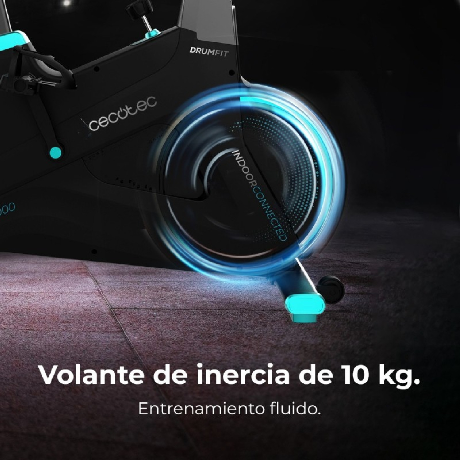 Rower treningowy z świecącym na niebiesko kołem zamachowym. Tekst: Koło zamachowe 10 kg. Płynny trening. Marka Cecotec.